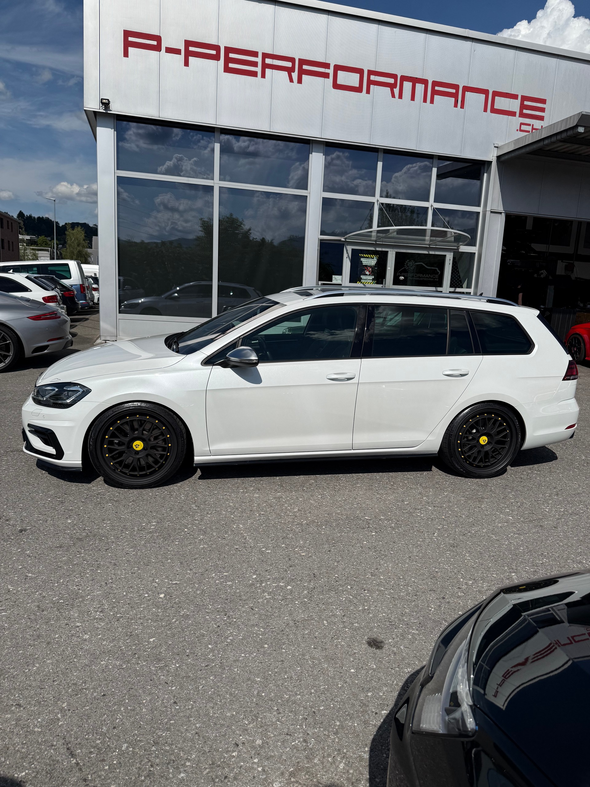 VW Golf Variant 2.0 TSI R 4Motion DSG-showroom-element-1