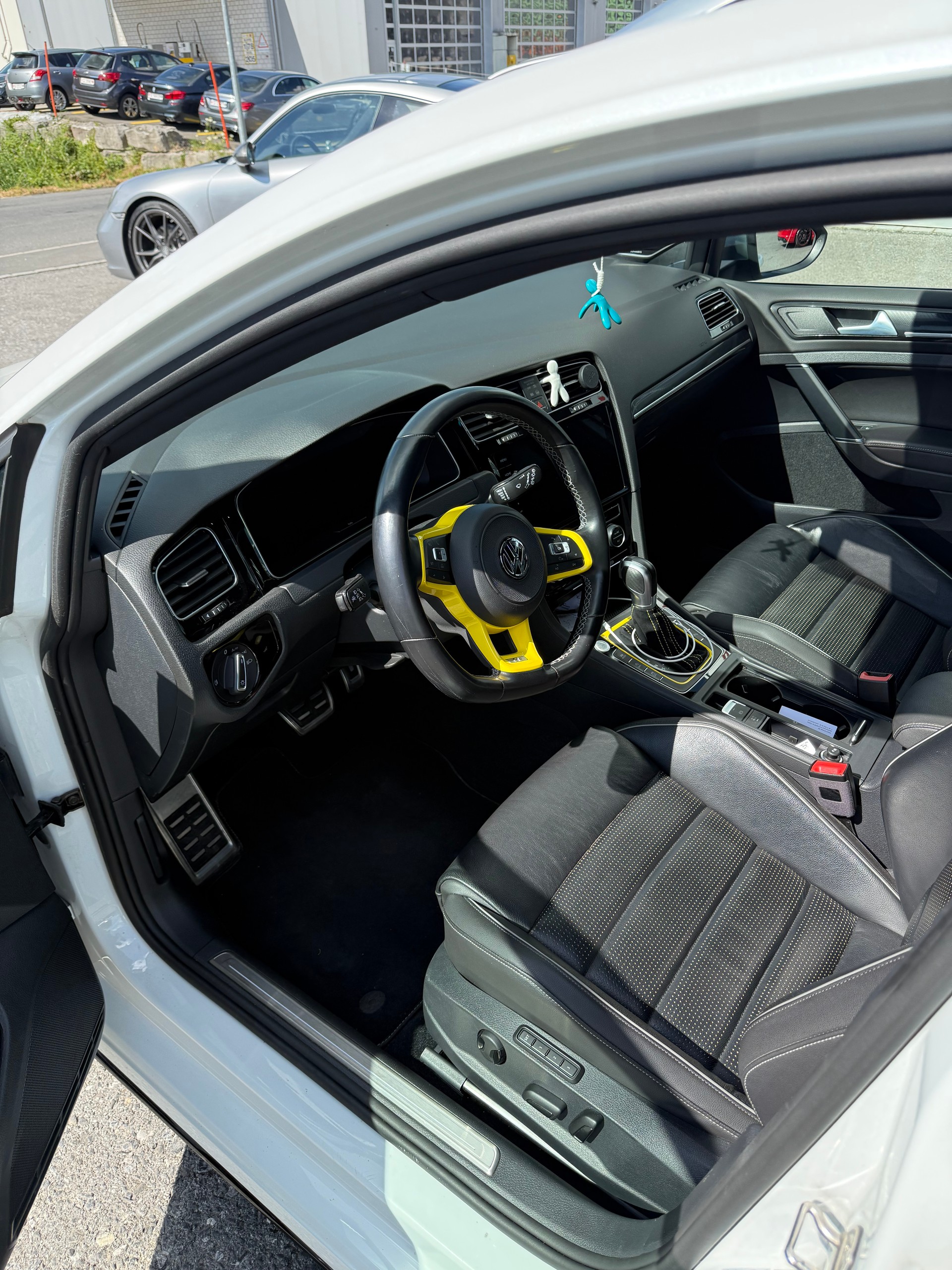VW Golf Variant 2.0 TSI R 4Motion DSG-image-4