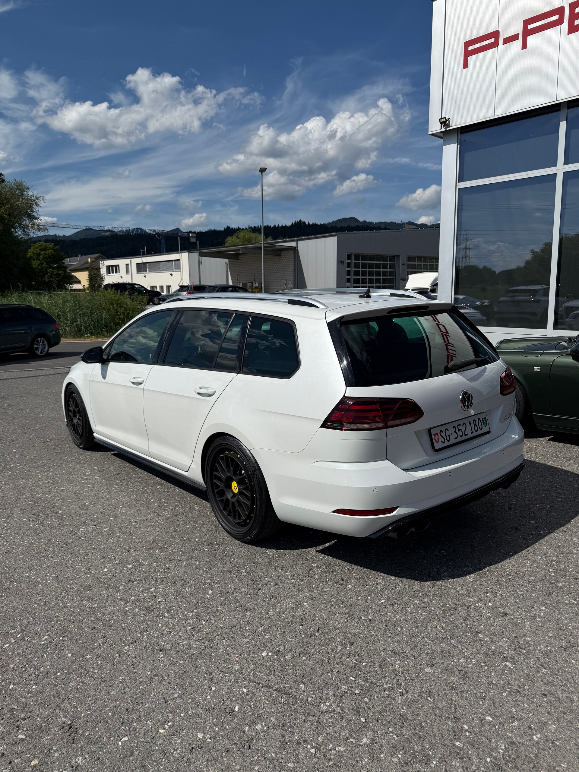 VW Golf Variant 2.0 TSI R 4Motion DSG-showroom-element-2
