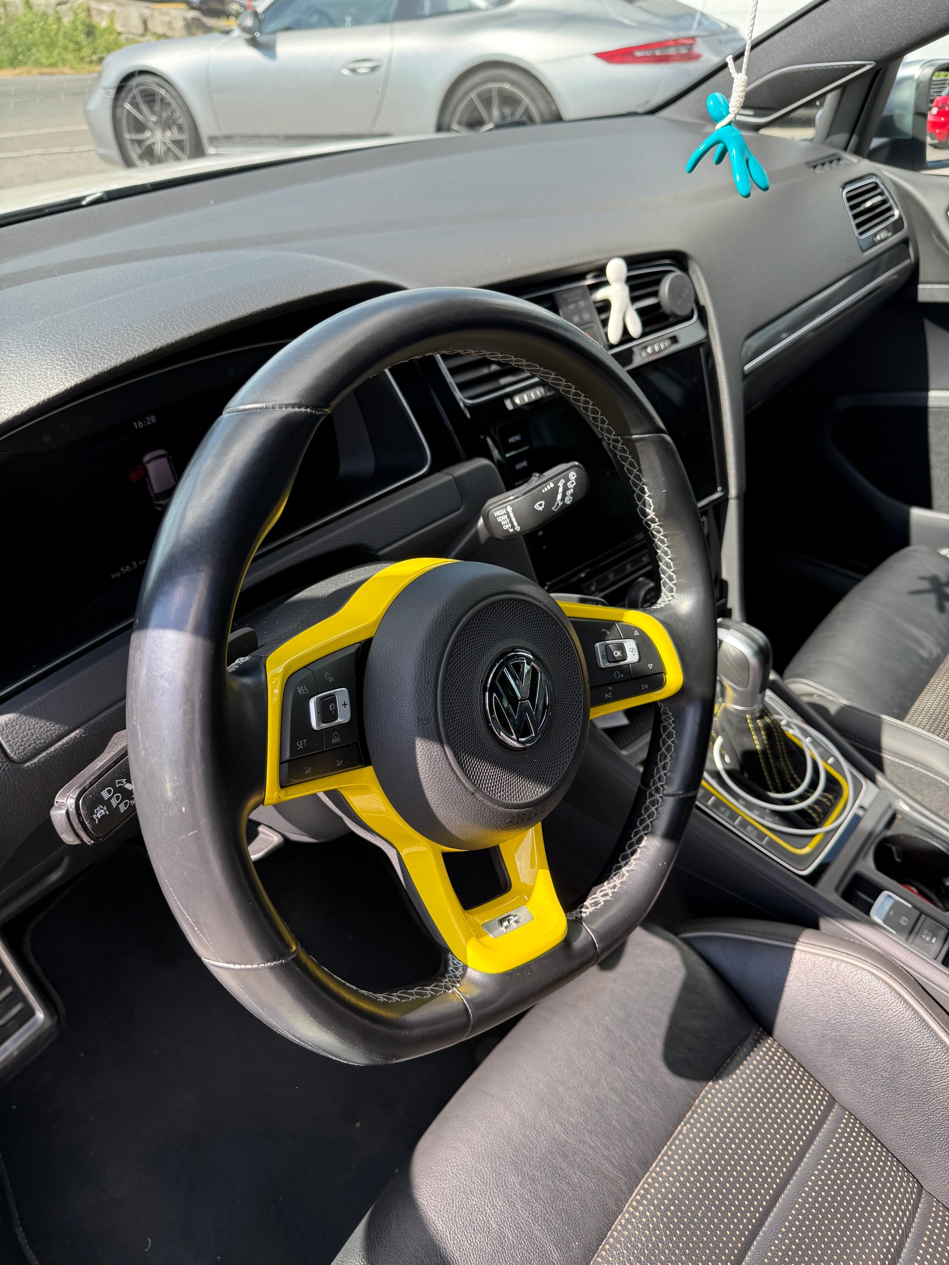 VW Golf Variant 2.0 TSI R 4Motion DSG-image-5