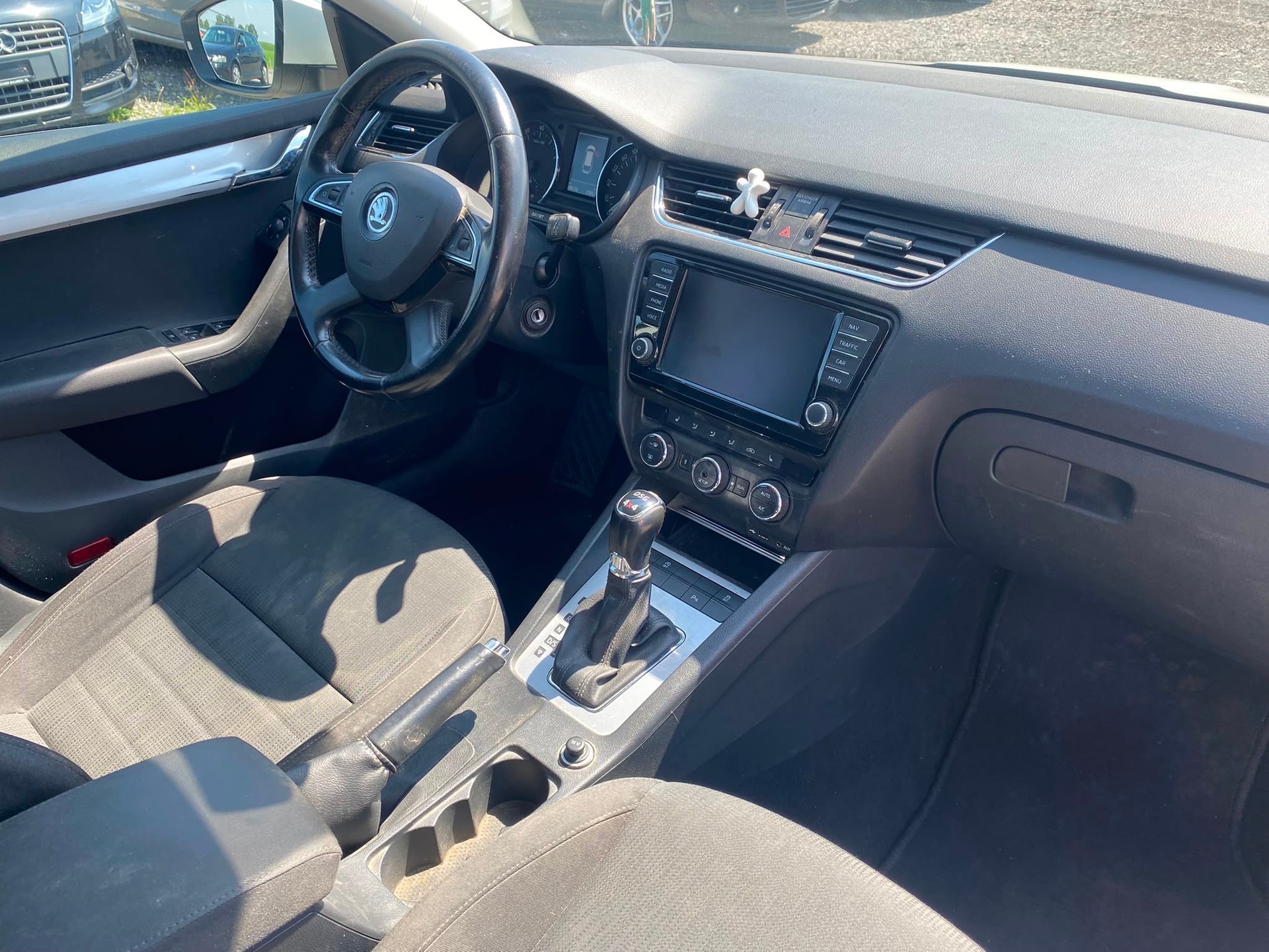 SKODA Octavia Combi 1.8 TSI Ambition 4x4 DSG-image-13
