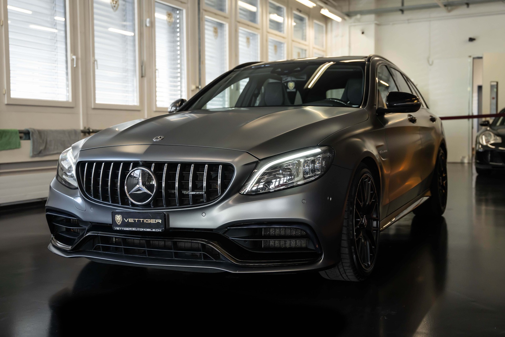 MERCEDES-BENZ C 63 S AMG-showroom-element-2