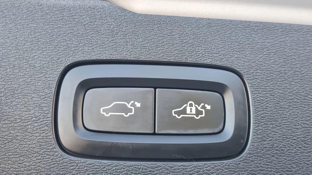 VOLVO V60 D3 AWD Momentum Geartronic ** CH-Fahrzeug mit Gratis Service Paket 150000 km oder 10 Jahre **-image-7