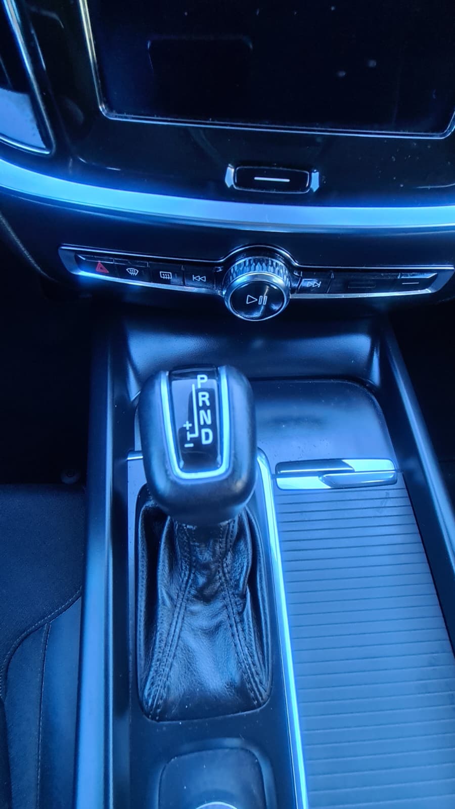 VOLVO V60 D3 AWD Momentum Geartronic ** CH-Fahrzeug mit Gratis Service Paket 150000 km oder 10 Jahre **-image-11