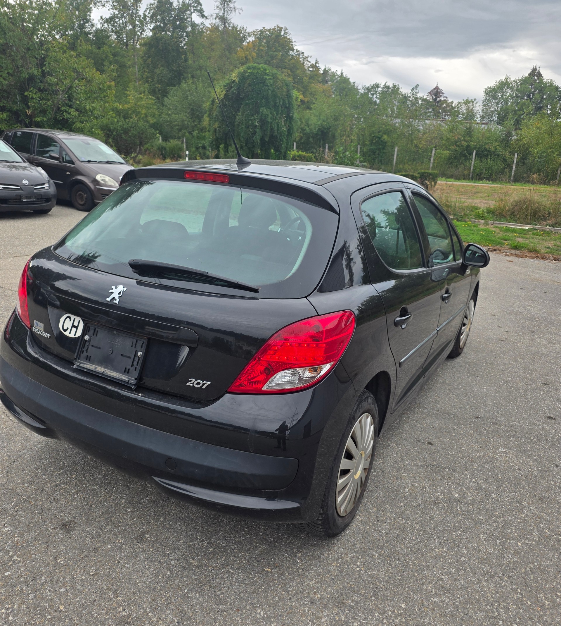 PEUGEOT 207 1.4 16V Swiss Edition-image-12