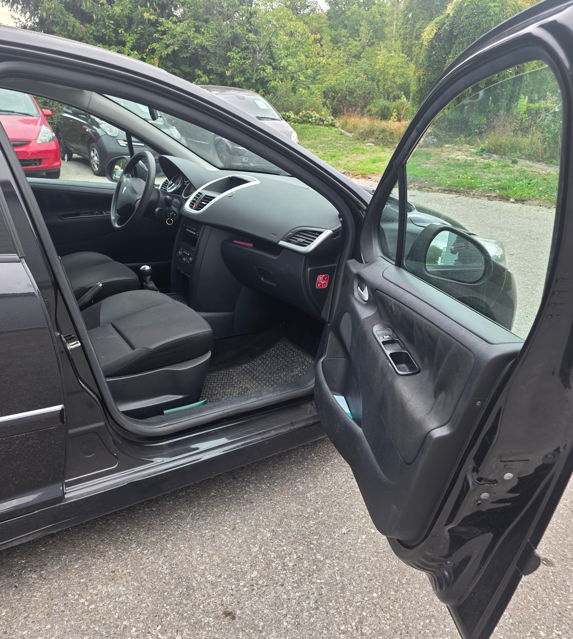 PEUGEOT 207 1.4 16V Swiss Edition-image-7