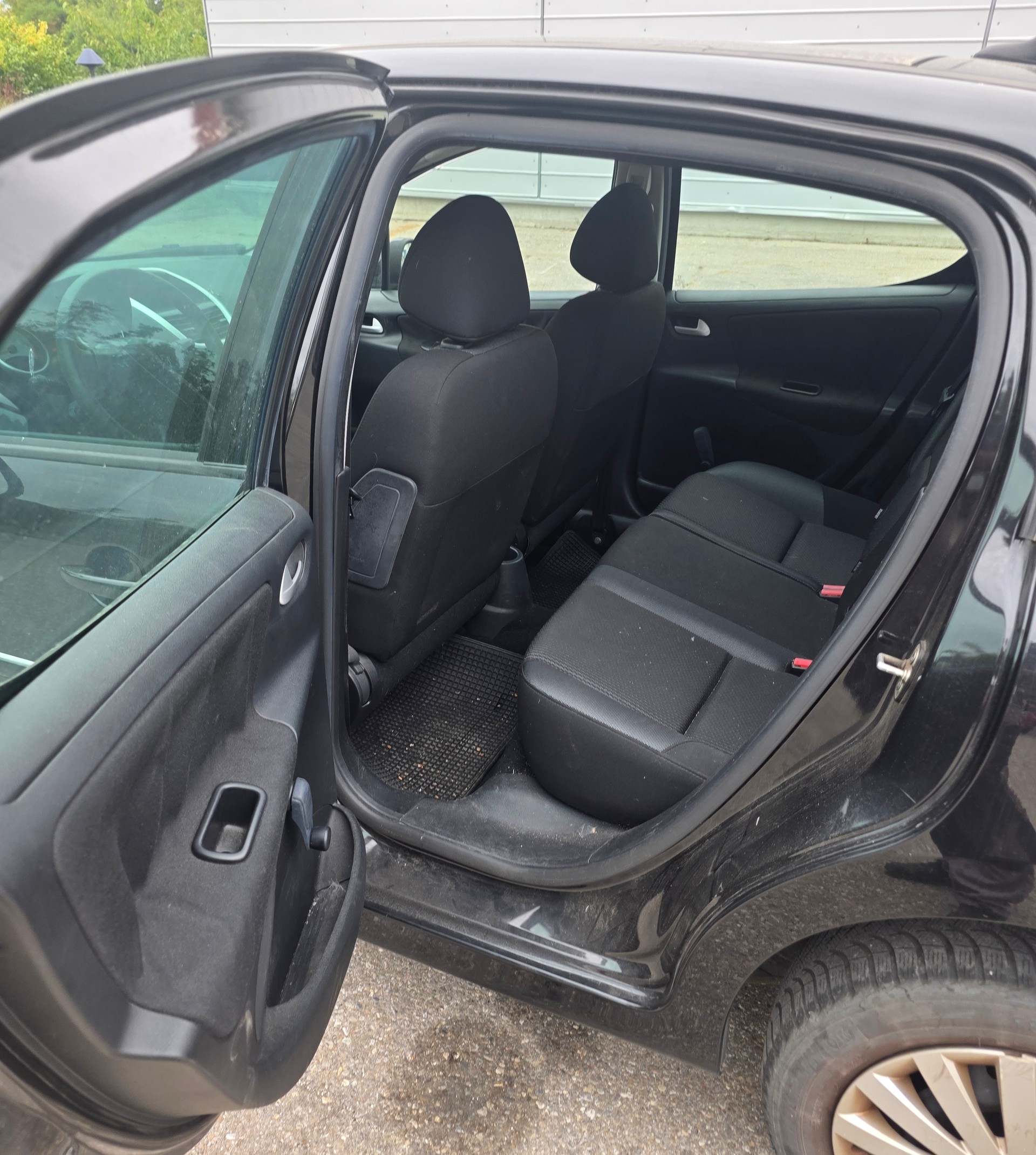 PEUGEOT 207 1.4 16V Swiss Edition-image-5