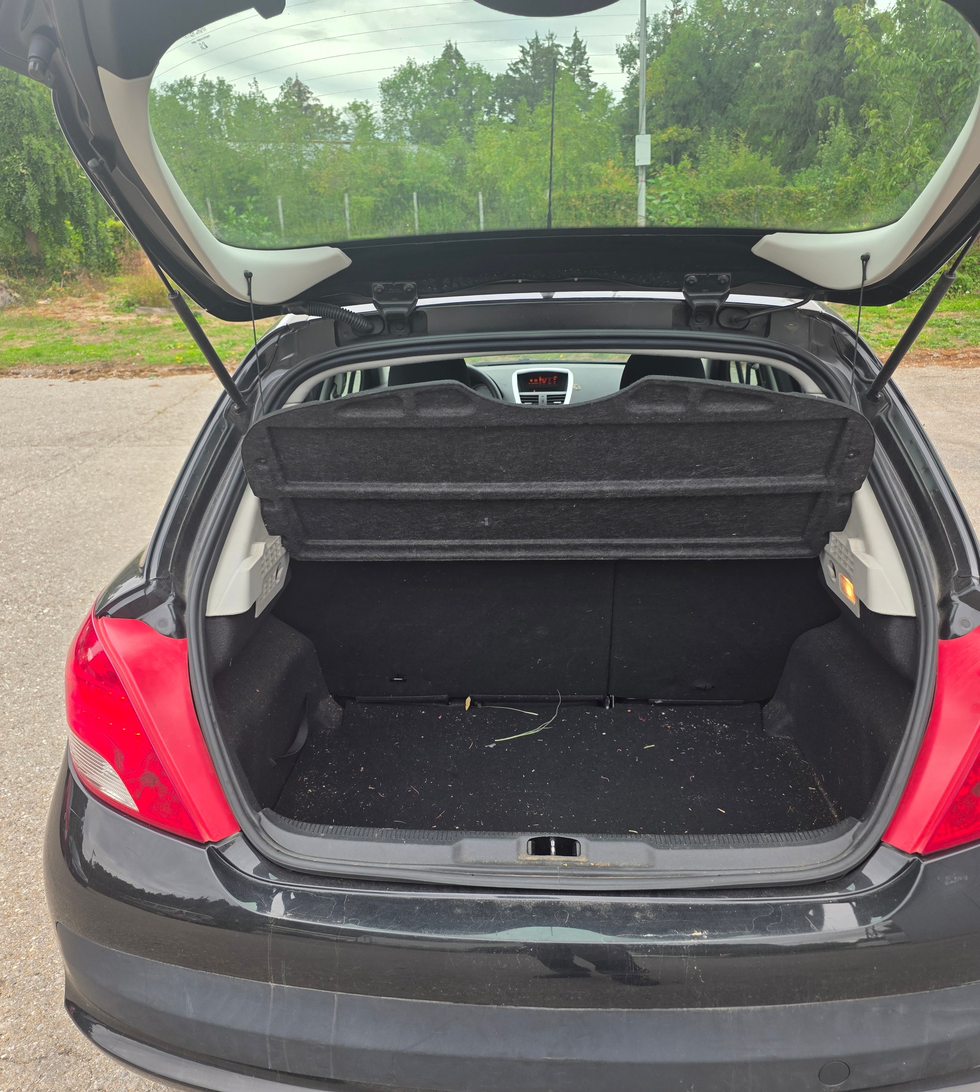 PEUGEOT 207 1.4 16V Swiss Edition-image-8