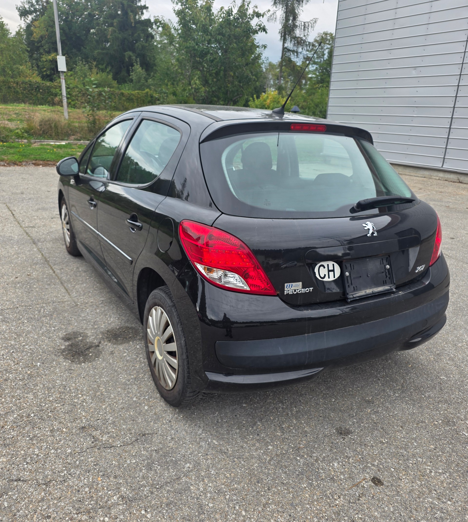PEUGEOT 207 1.4 16V Swiss Edition-image-11