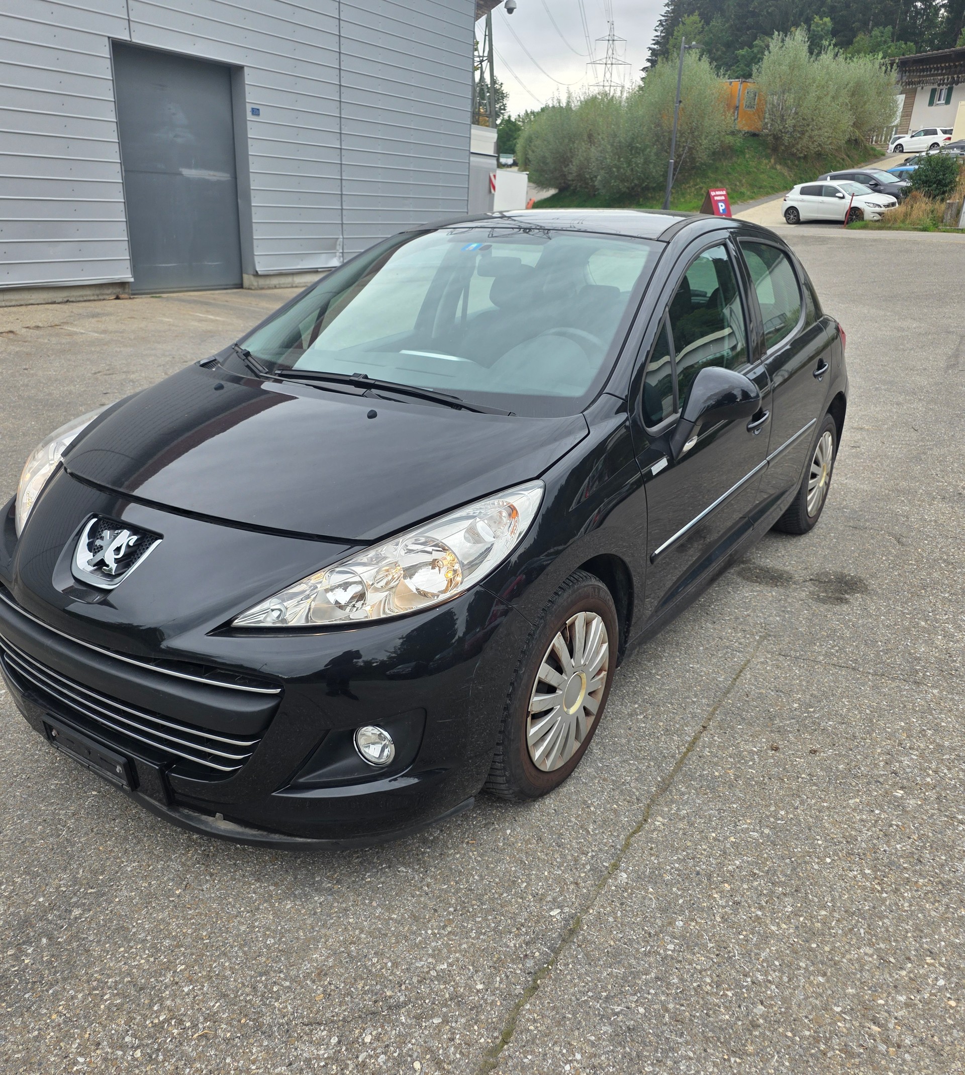 PEUGEOT 207 1.4 16V Swiss Edition-image-1