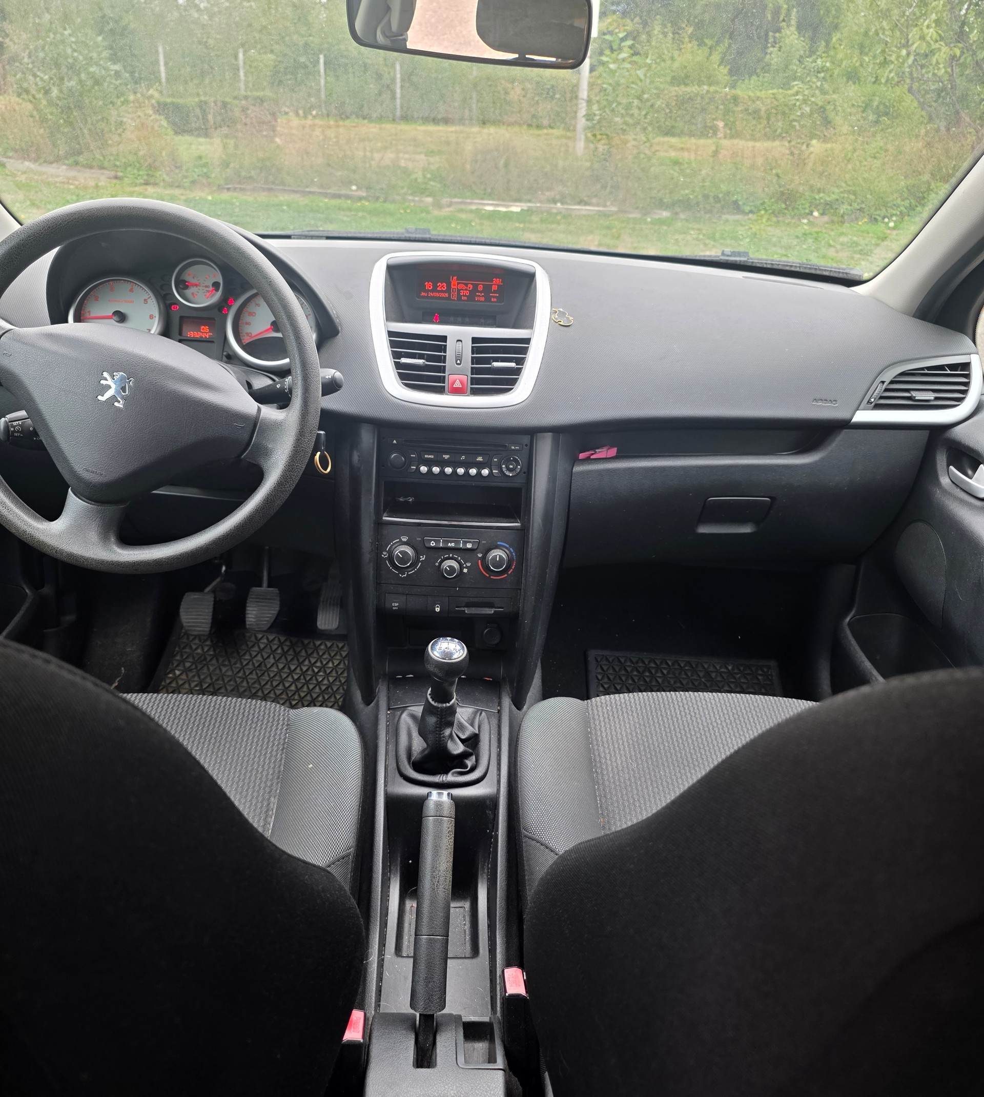 PEUGEOT 207 1.4 16V Swiss Edition-image-9