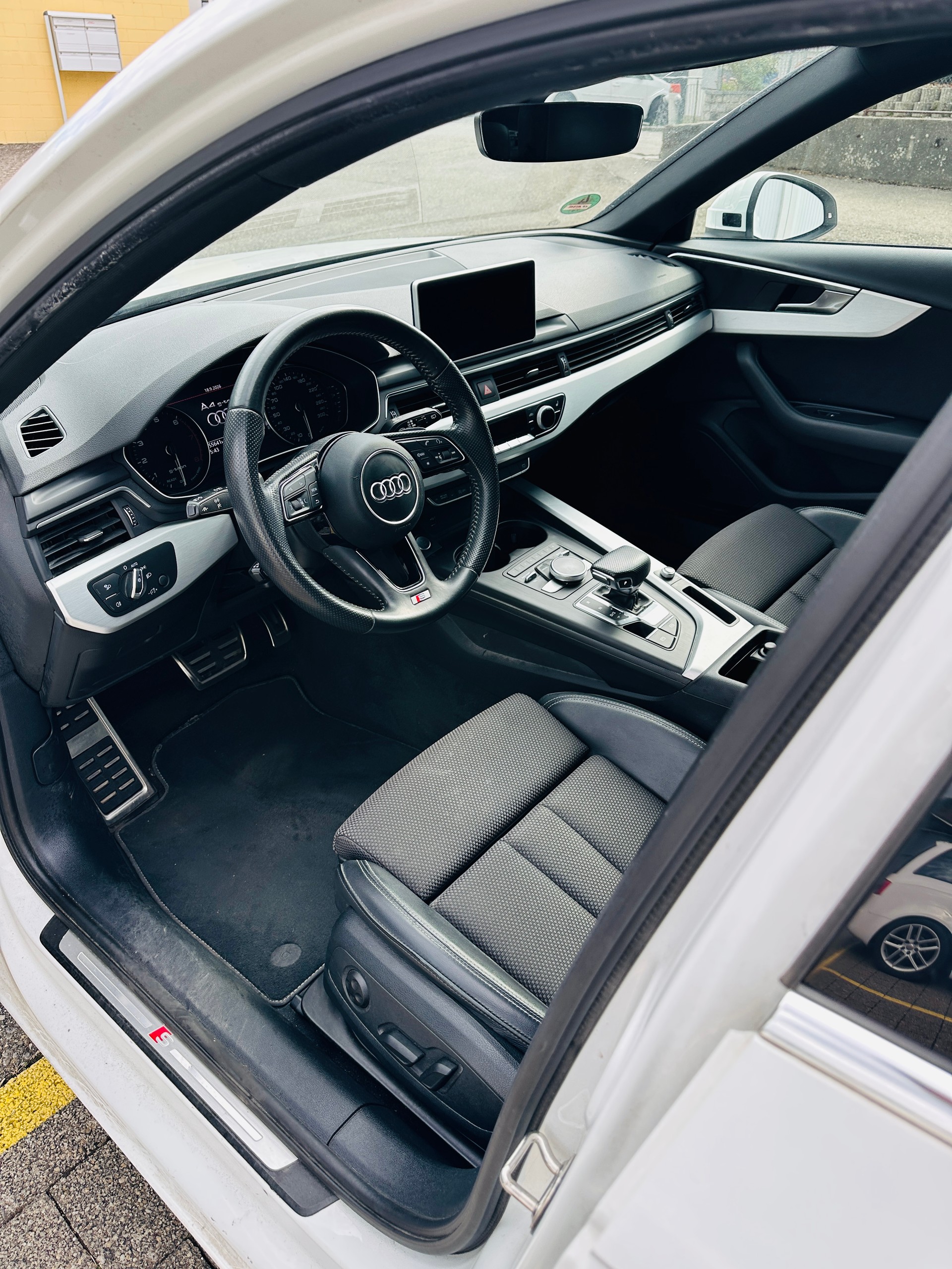 AUDI A4 Avant 2.0 TFSI g-tron S-tronic-image-9
