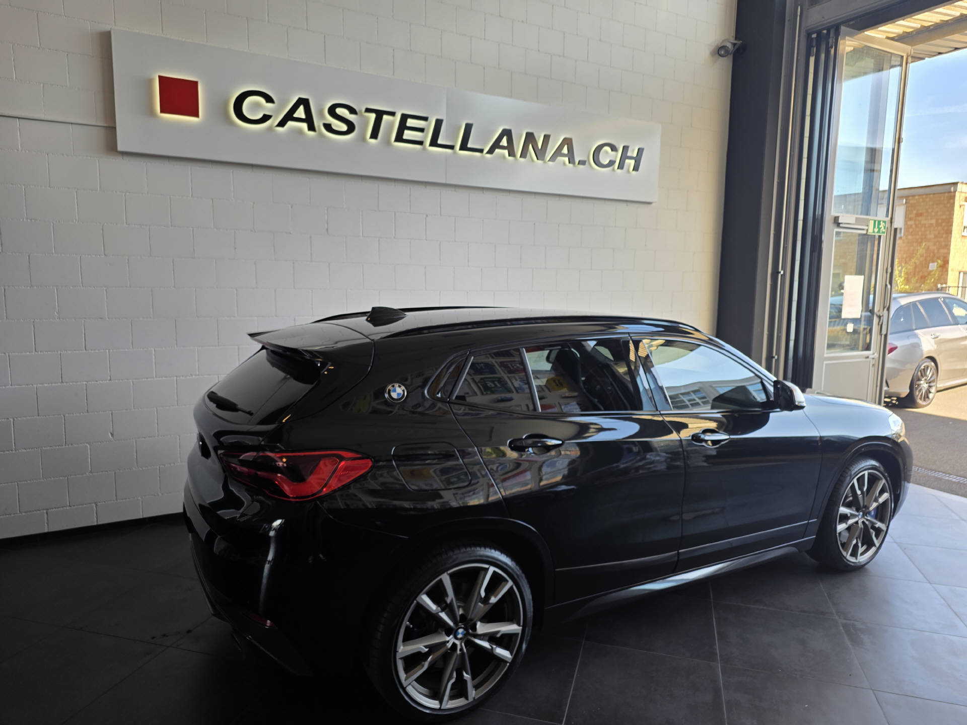 BMW X2 M35i-showroom-element-3