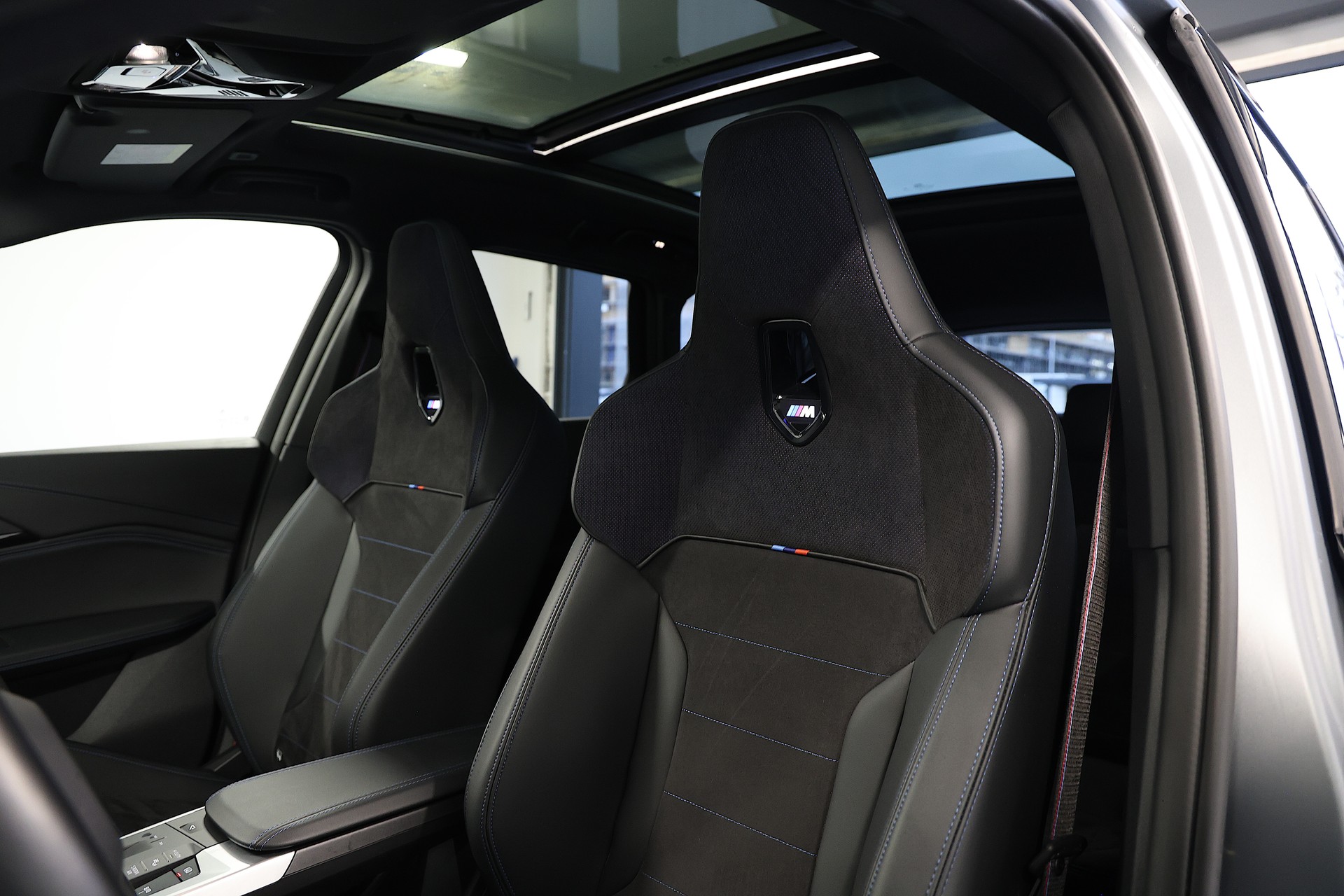 BMW iX1 30 xDrive M-Sport-image-6