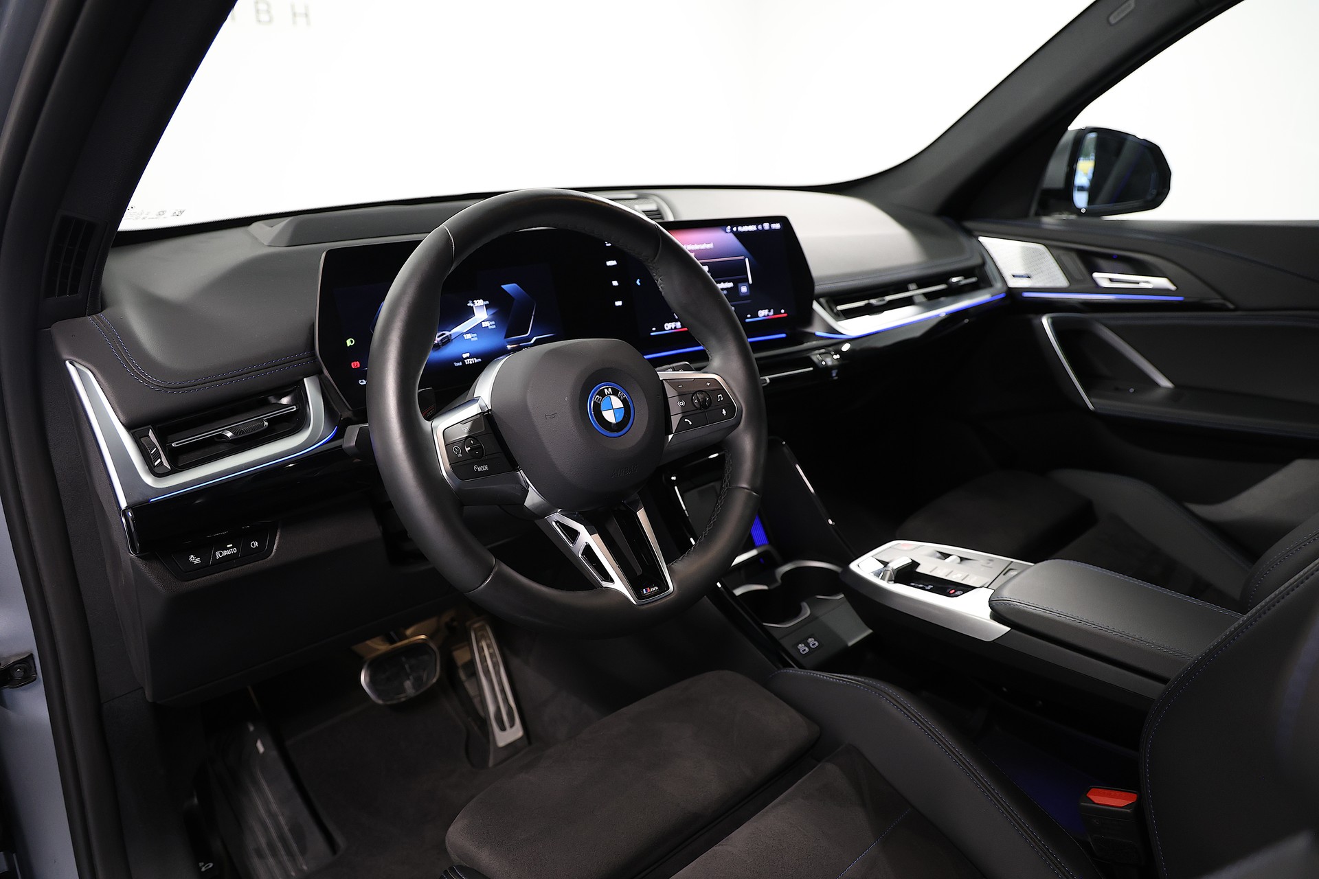 BMW iX1 30 xDrive M-Sport-image-7