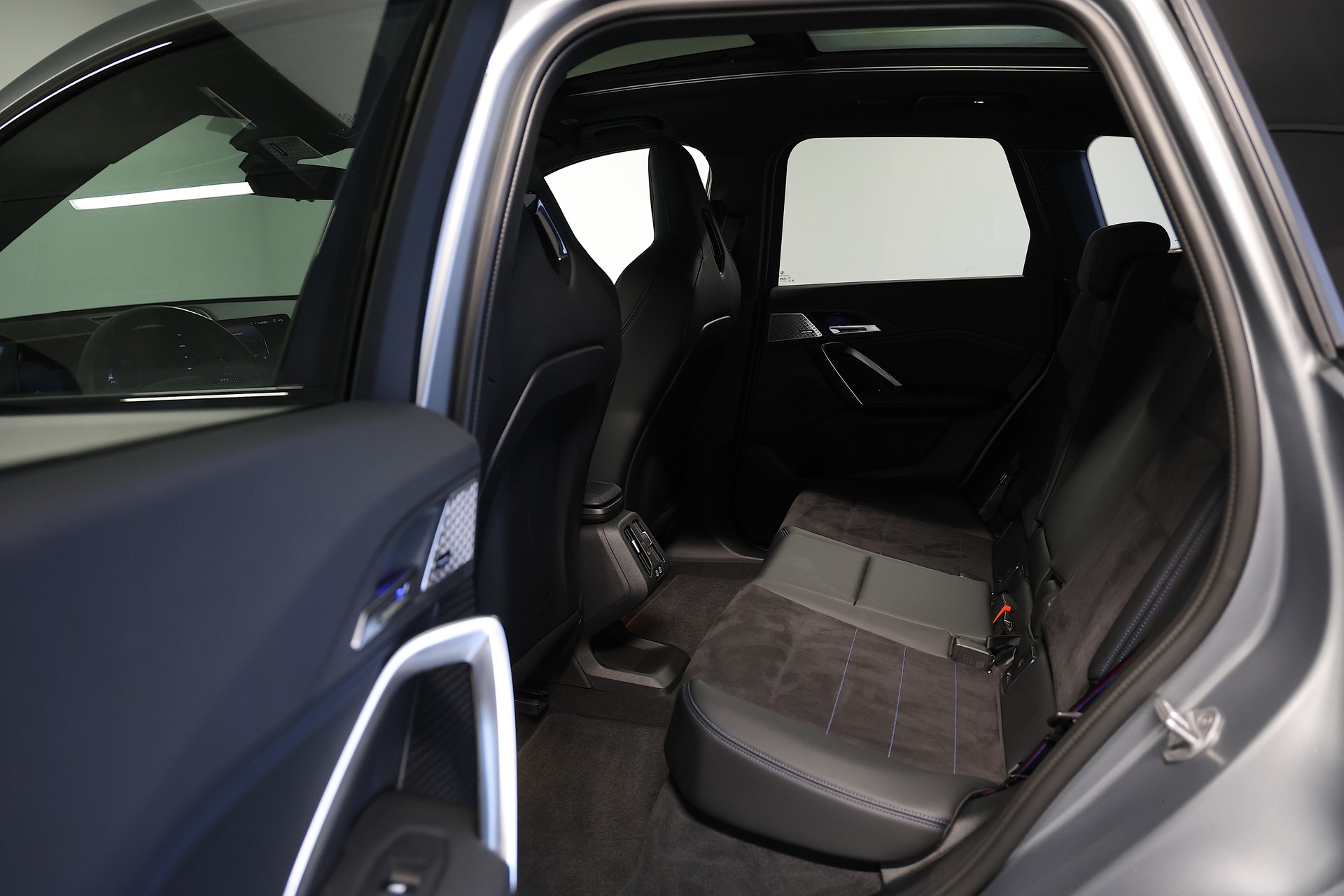 BMW iX1 30 xDrive M-Sport-image-16