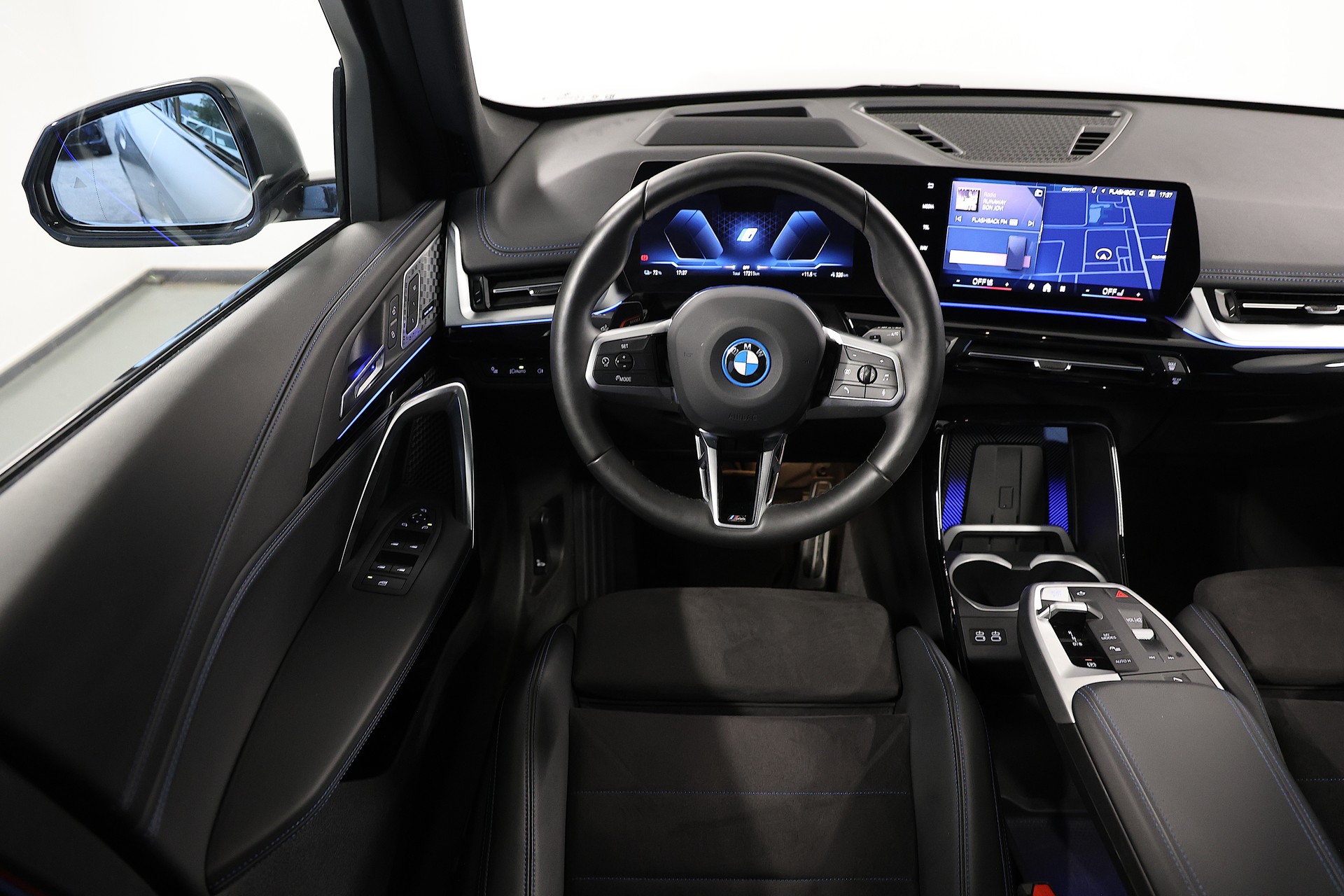BMW iX1 30 xDrive M-Sport-image-8