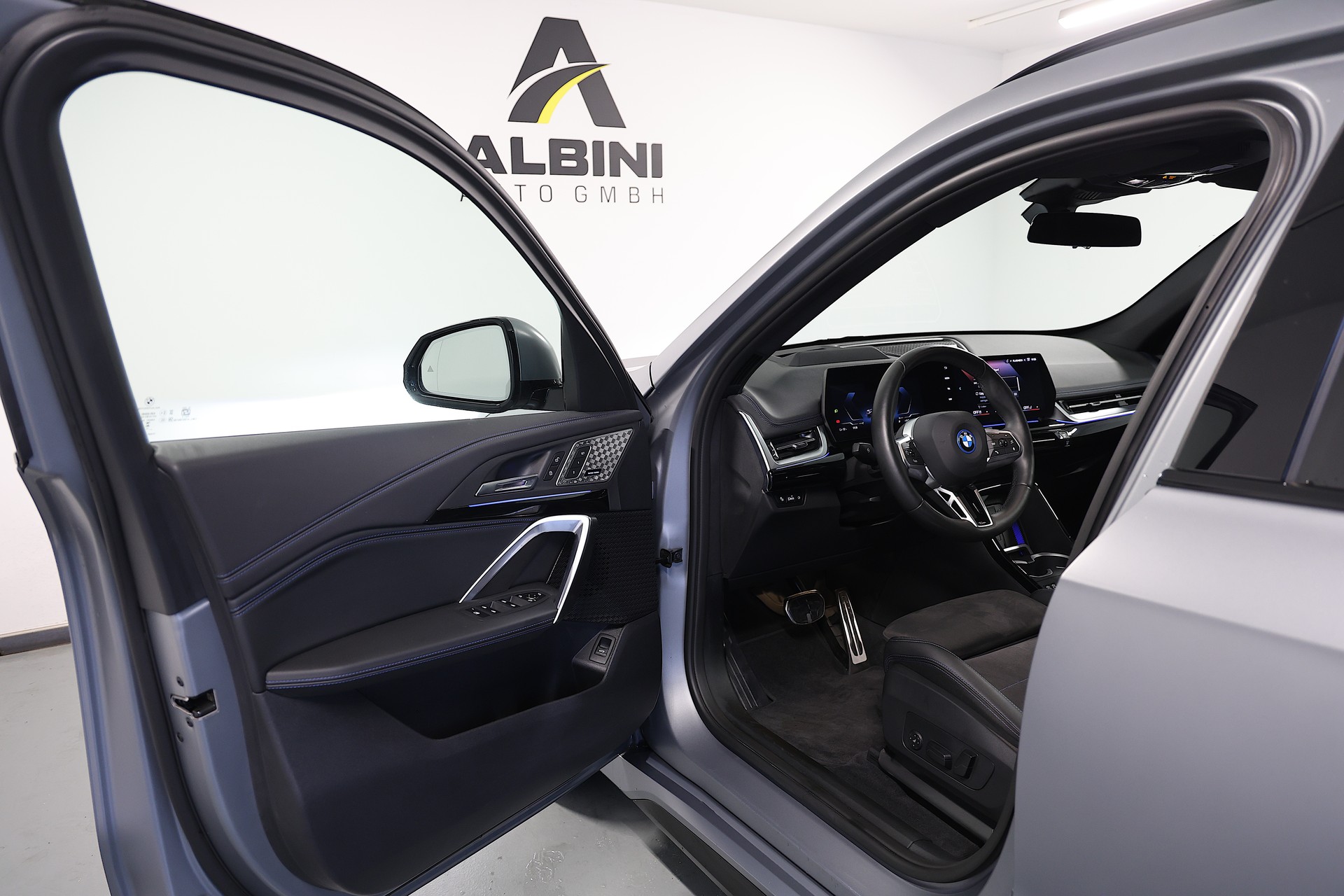BMW iX1 30 xDrive M-Sport-image-4
