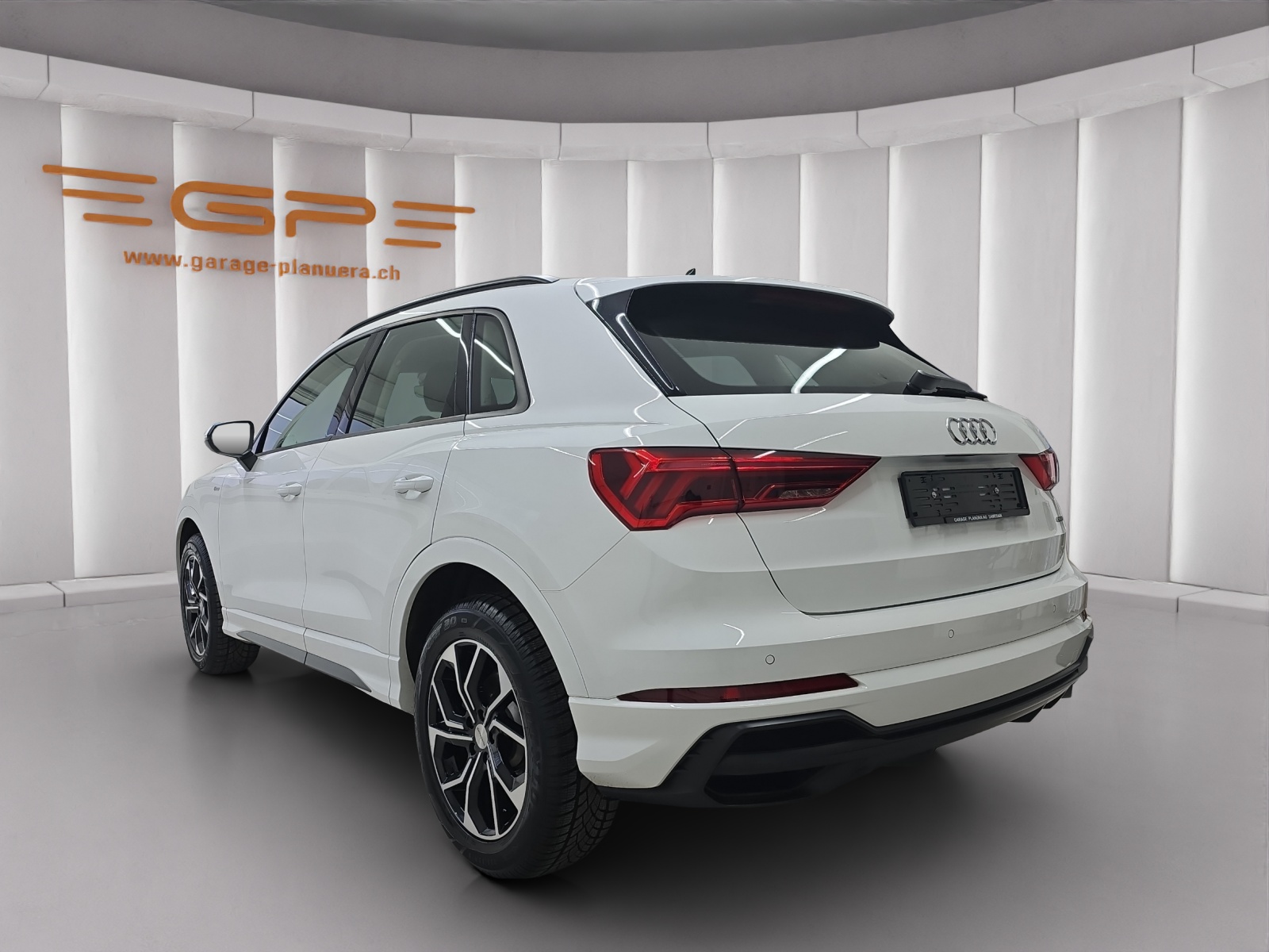 AUDI Q3 2.0 40 TFSI S line quattro S-Tronic-image-4