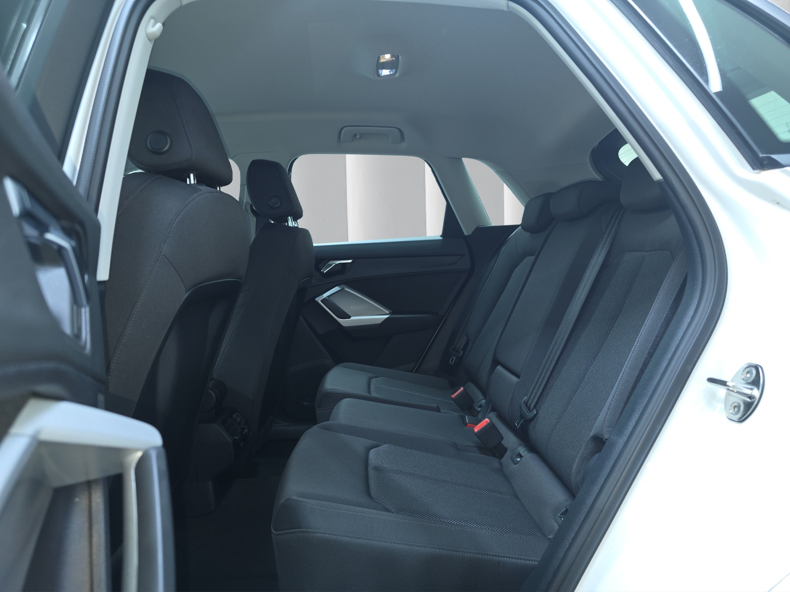 AUDI Q3 2.0 40 TFSI S line quattro S-Tronic-image-12