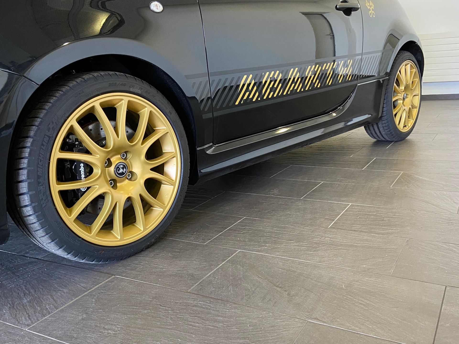 FIAT Abarth 695 75 Anniversario - Final Edition-showroom-element-2