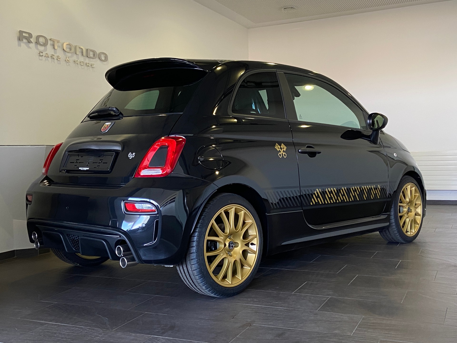 FIAT Abarth 695 75 Anniversario - Final Edition-showroom-element-1