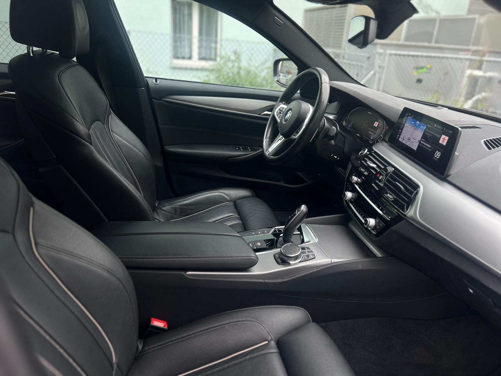 BMW 530e xDrive Pure M Sport Edition Steptronic-image-12