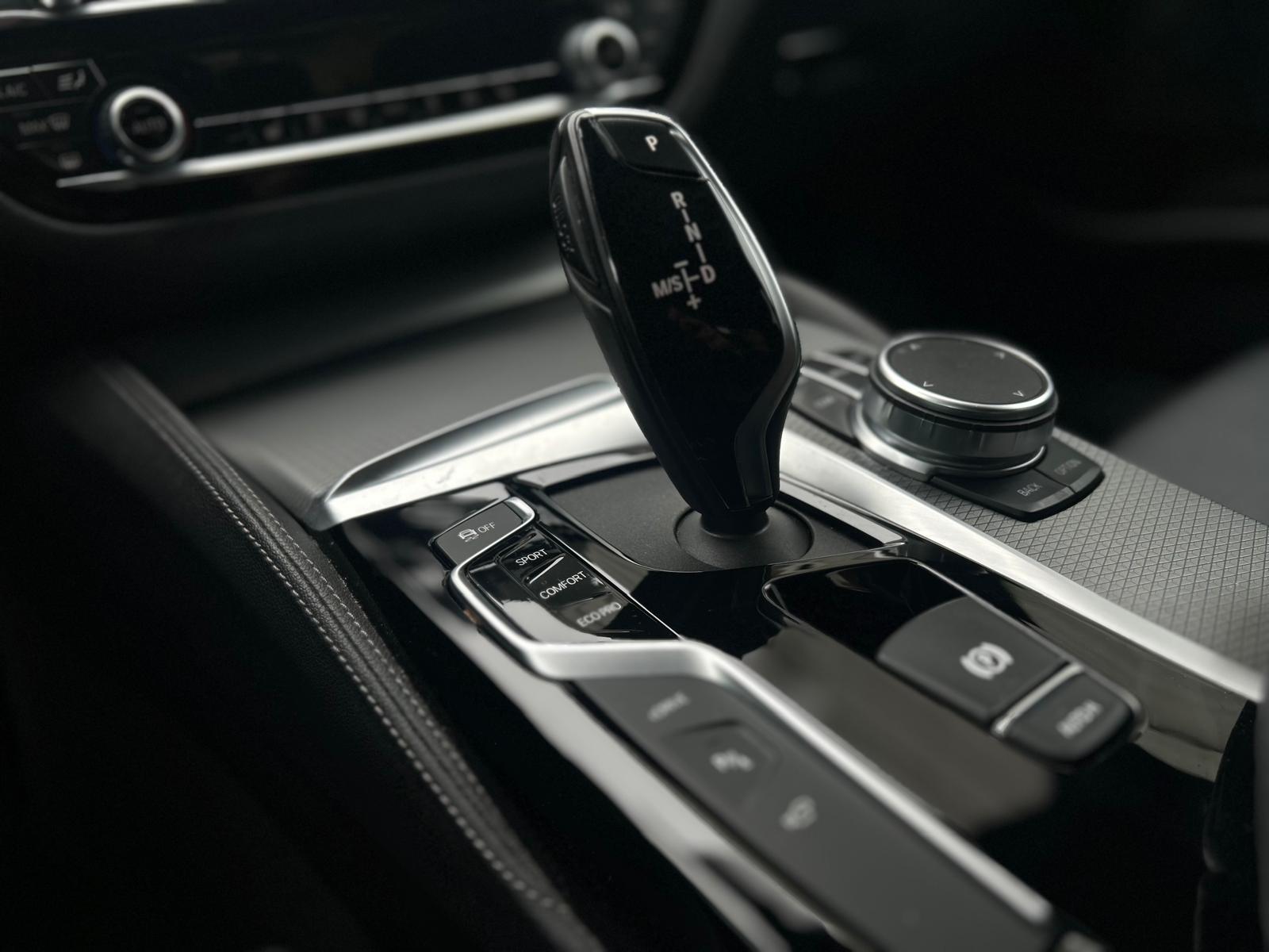 BMW 530e xDrive Pure M Sport Edition Steptronic-image-18