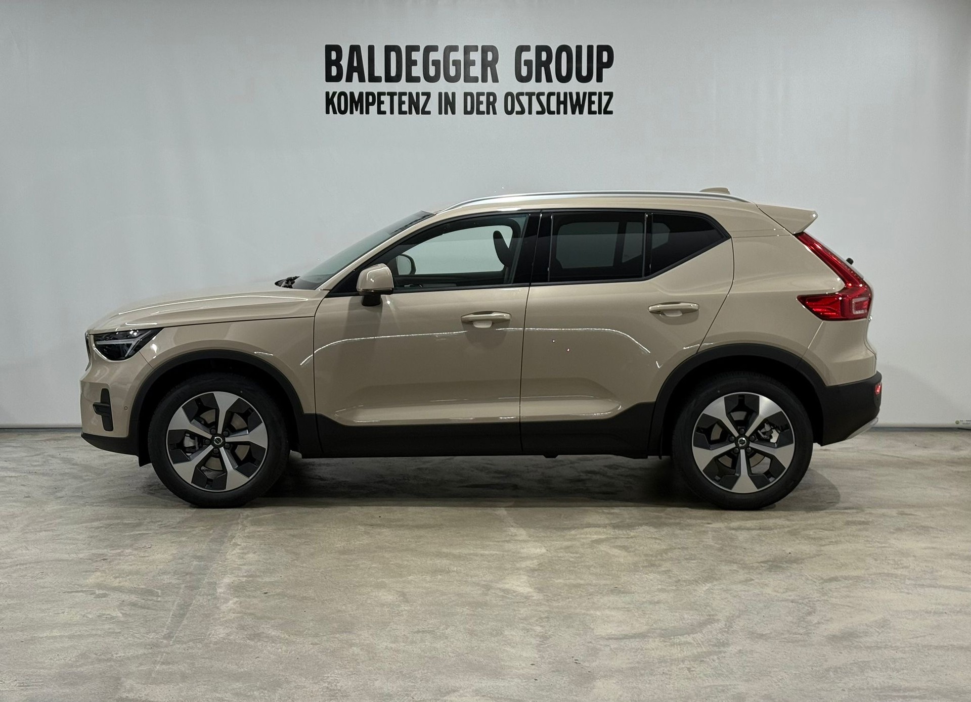 VOLVO XC40 2.0 B3 MH Core-showroom-element-1