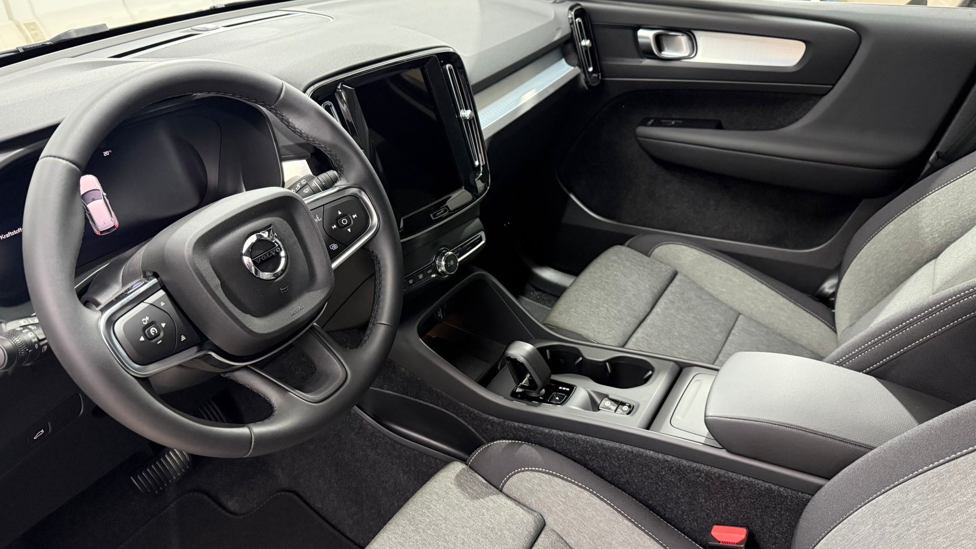 VOLVO XC40 2.0 B3 MH Core-showroom-element-3