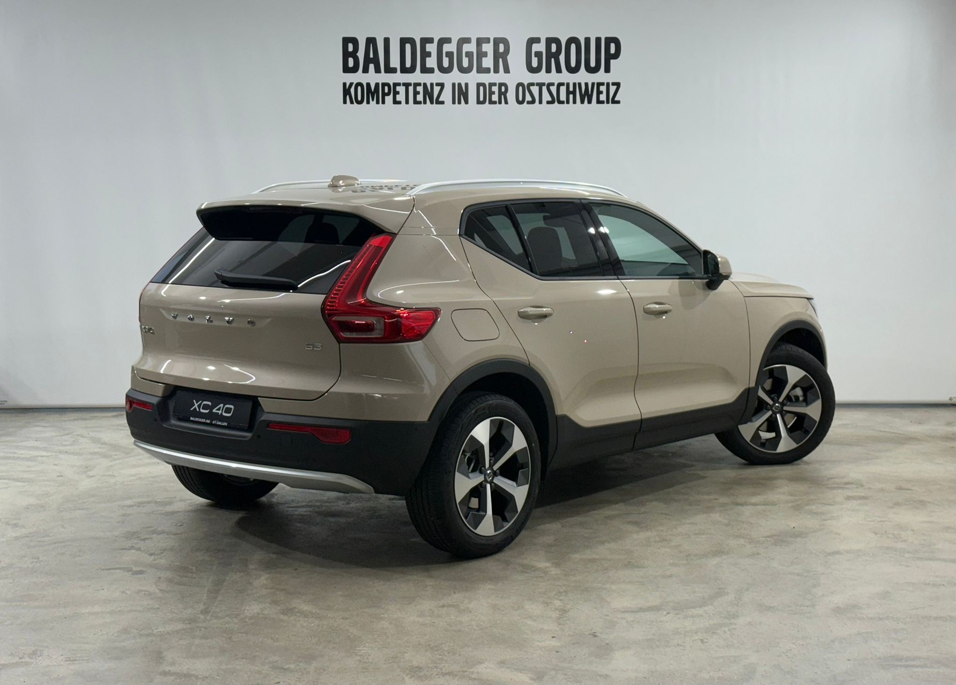 VOLVO XC40 2.0 B3 MH Core-showroom-element-2