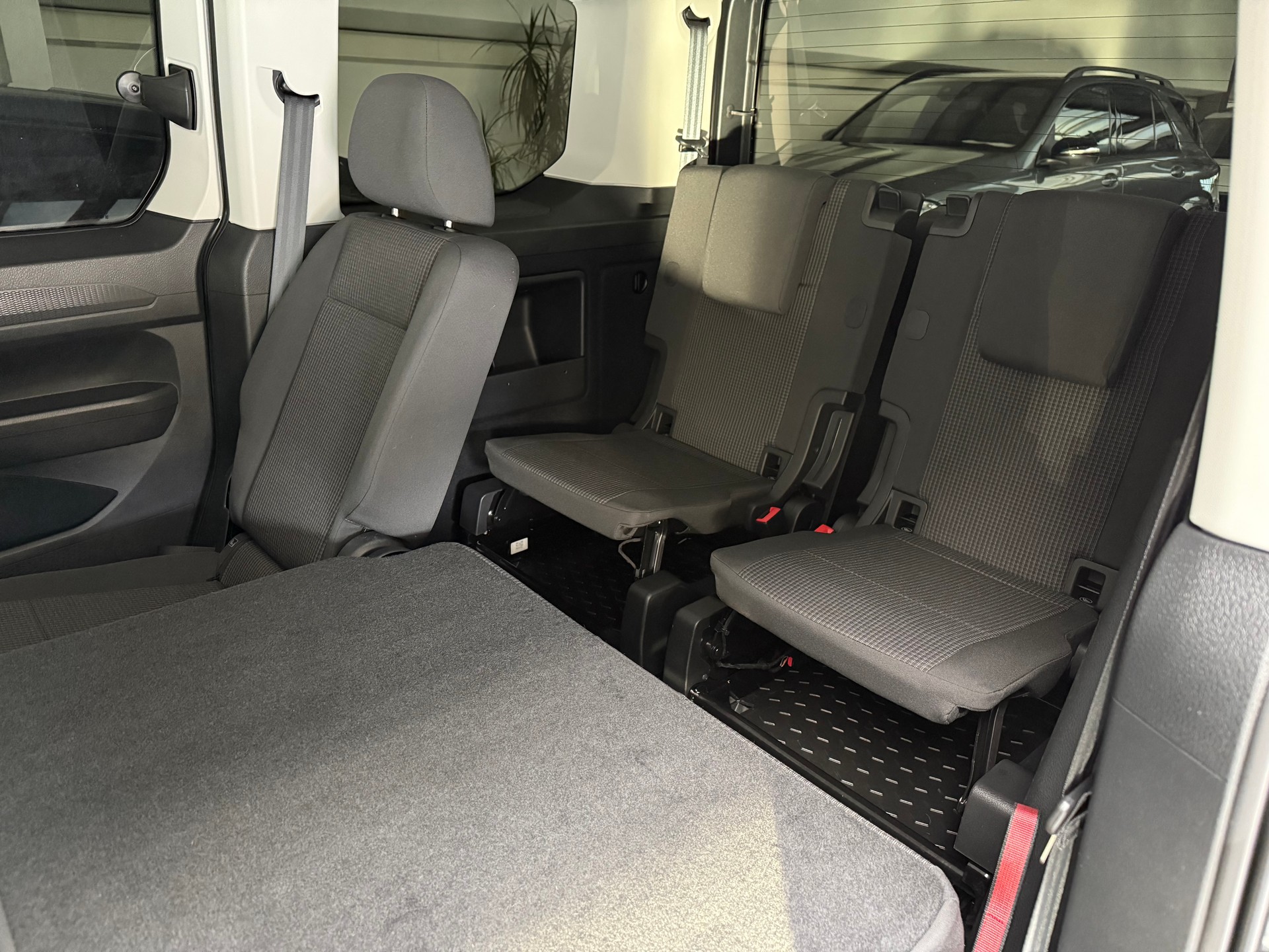 VW Caddy 1.5 TSI Liberty DSG * CH * Werksgarantie *-image-11
