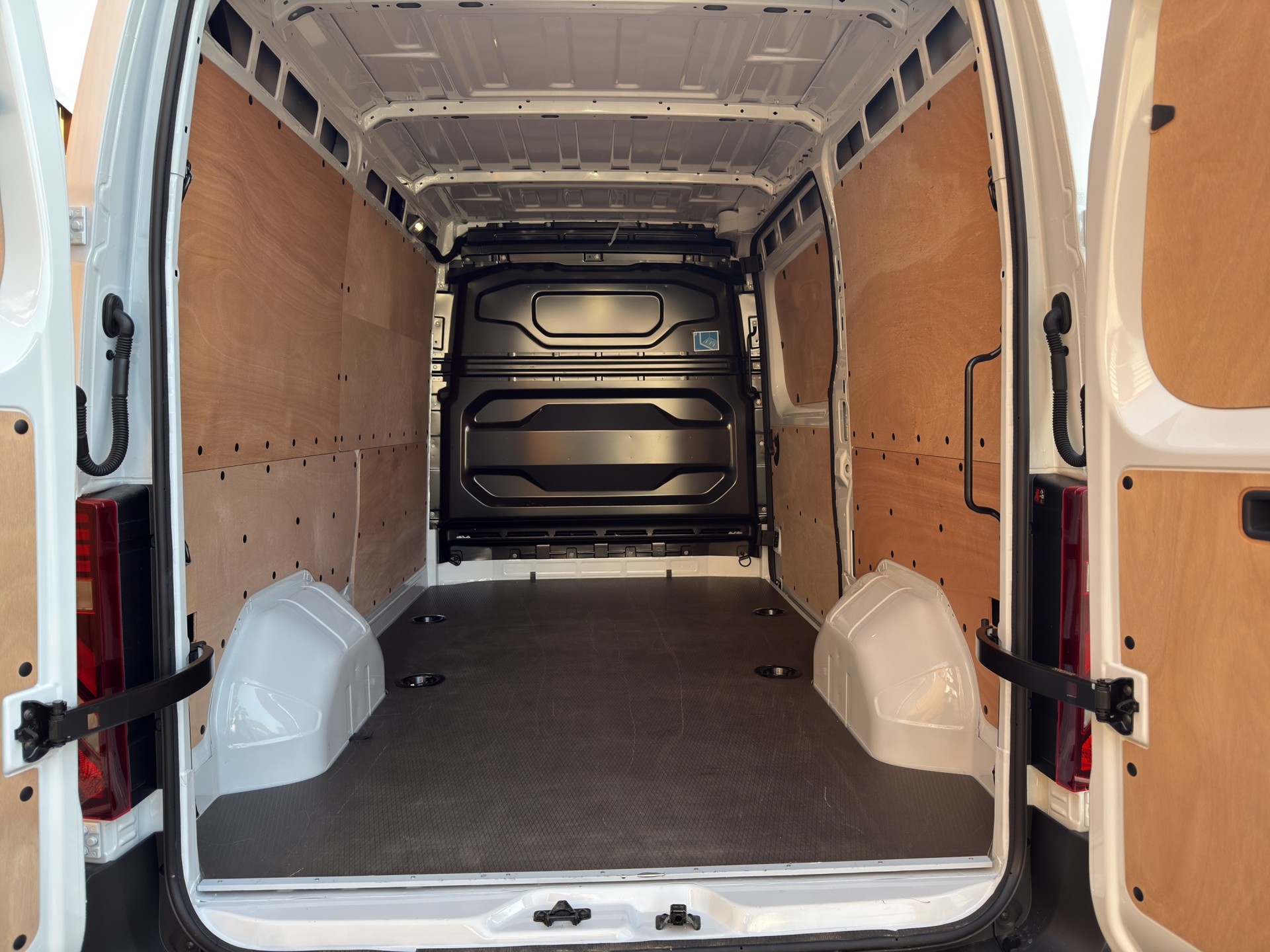 RENAULT Master T35 2.0 Blue dCi 130 L2H2 Advance-image-9