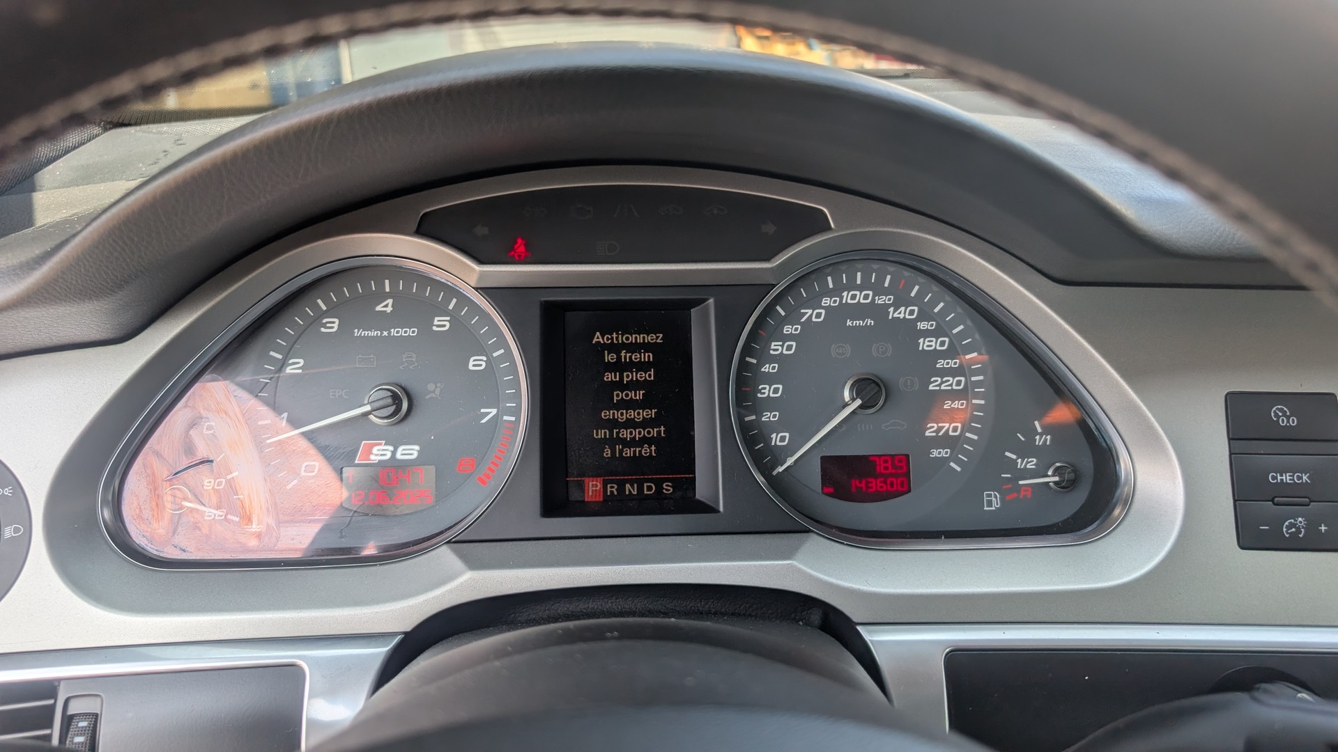 AUDI S6 Avant 5.2 V10 quattro tiptronic-image-13