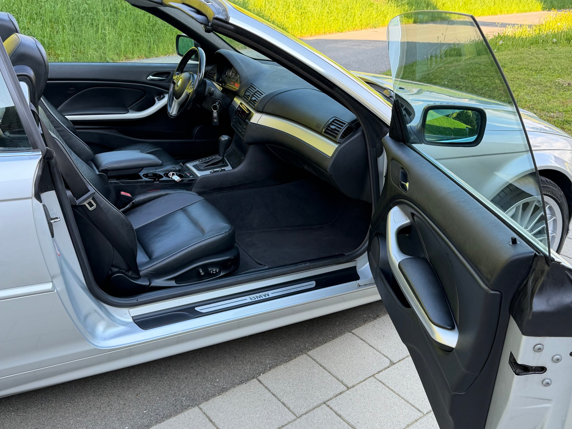 BMW 330Ci Cabriolet-image-9