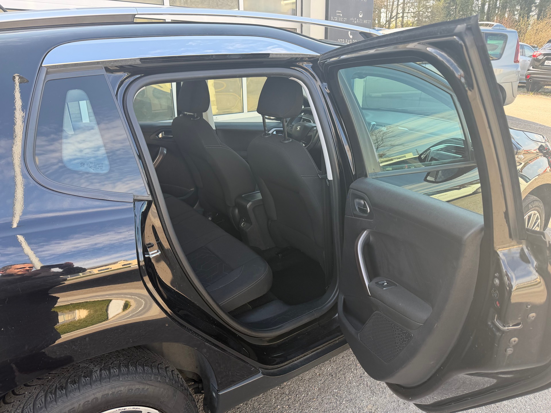 PEUGEOT 2008 1.2 PureTech Féline EAT6-image-8