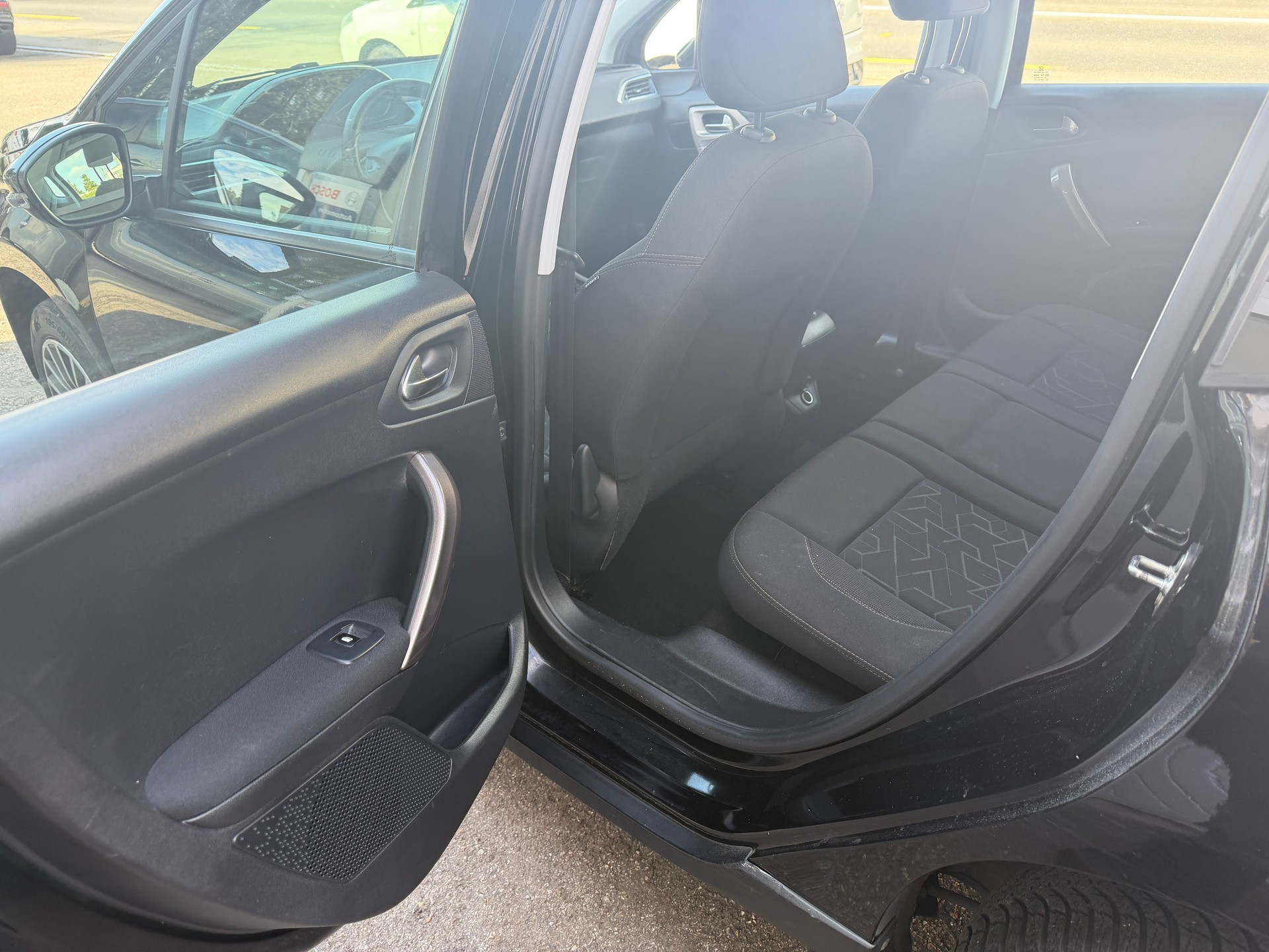 PEUGEOT 2008 1.2 PureTech Féline EAT6-image-6