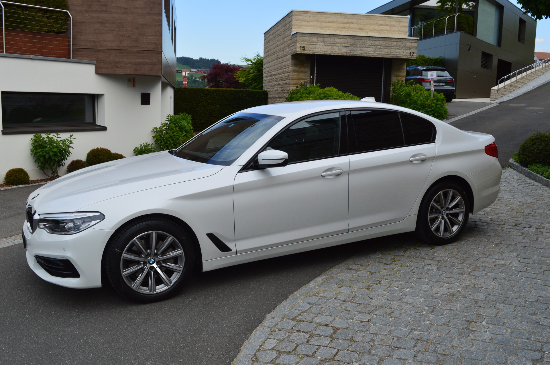 BMW 520d xDrive Essential Edition Steptronic-image-2