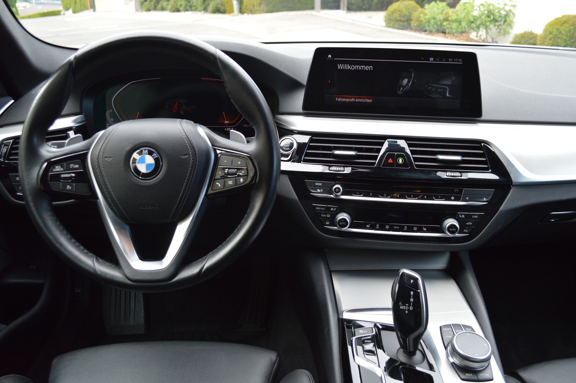 BMW 520d xDrive Essential Edition Steptronic-image-8