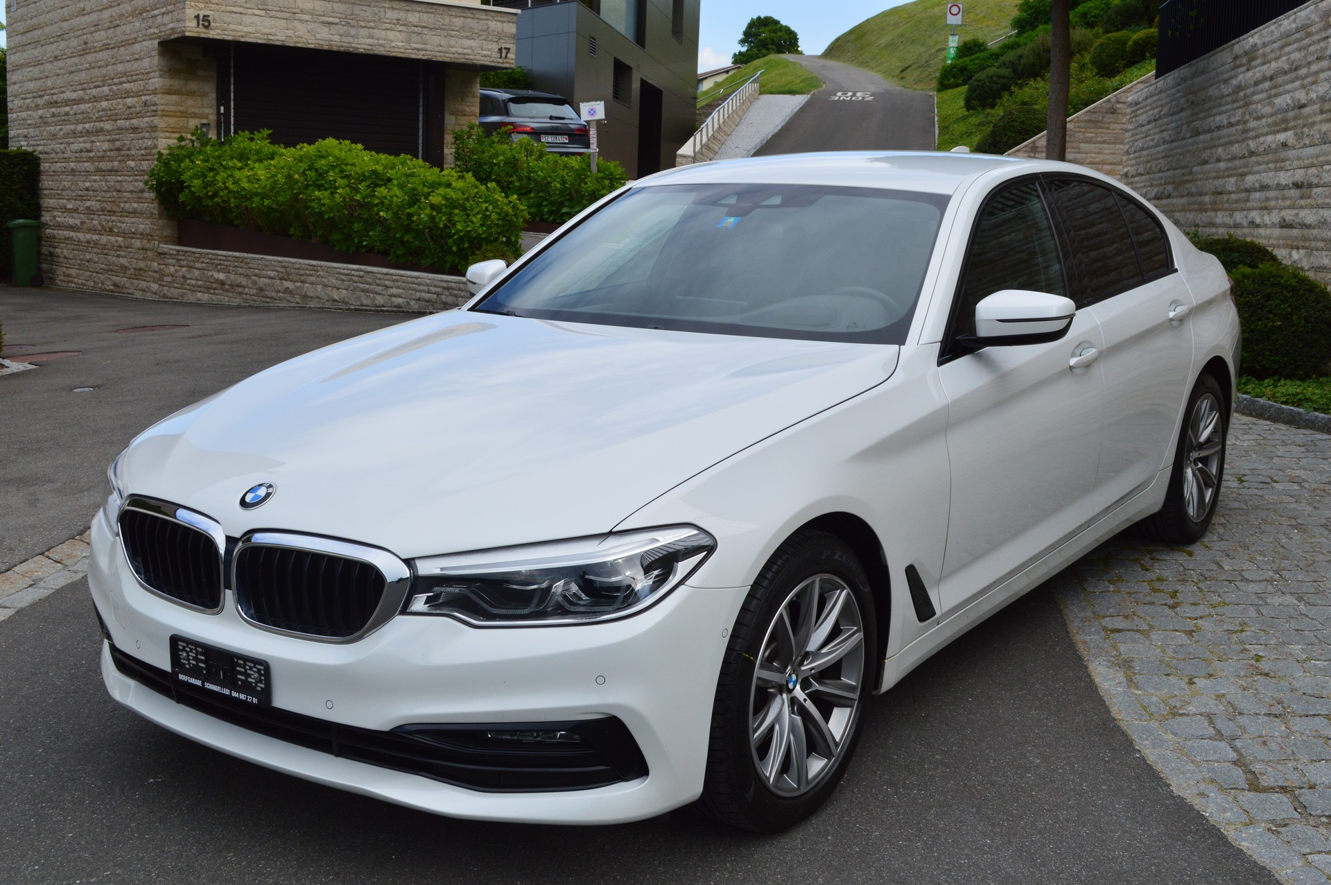 BMW 520d xDrive Essential Edition Steptronic-image-1