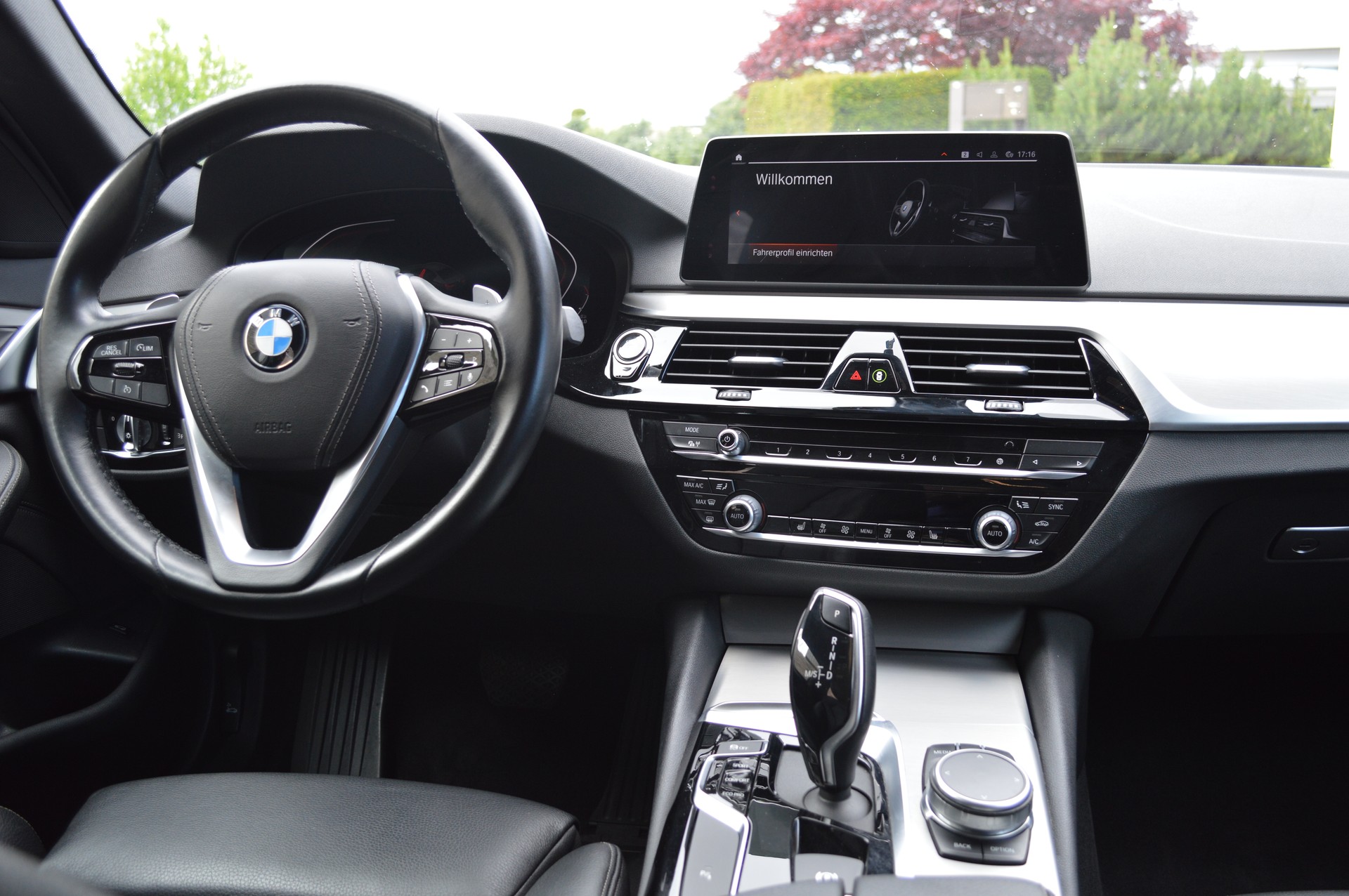BMW 520d xDrive Essential Edition Steptronic-image-9