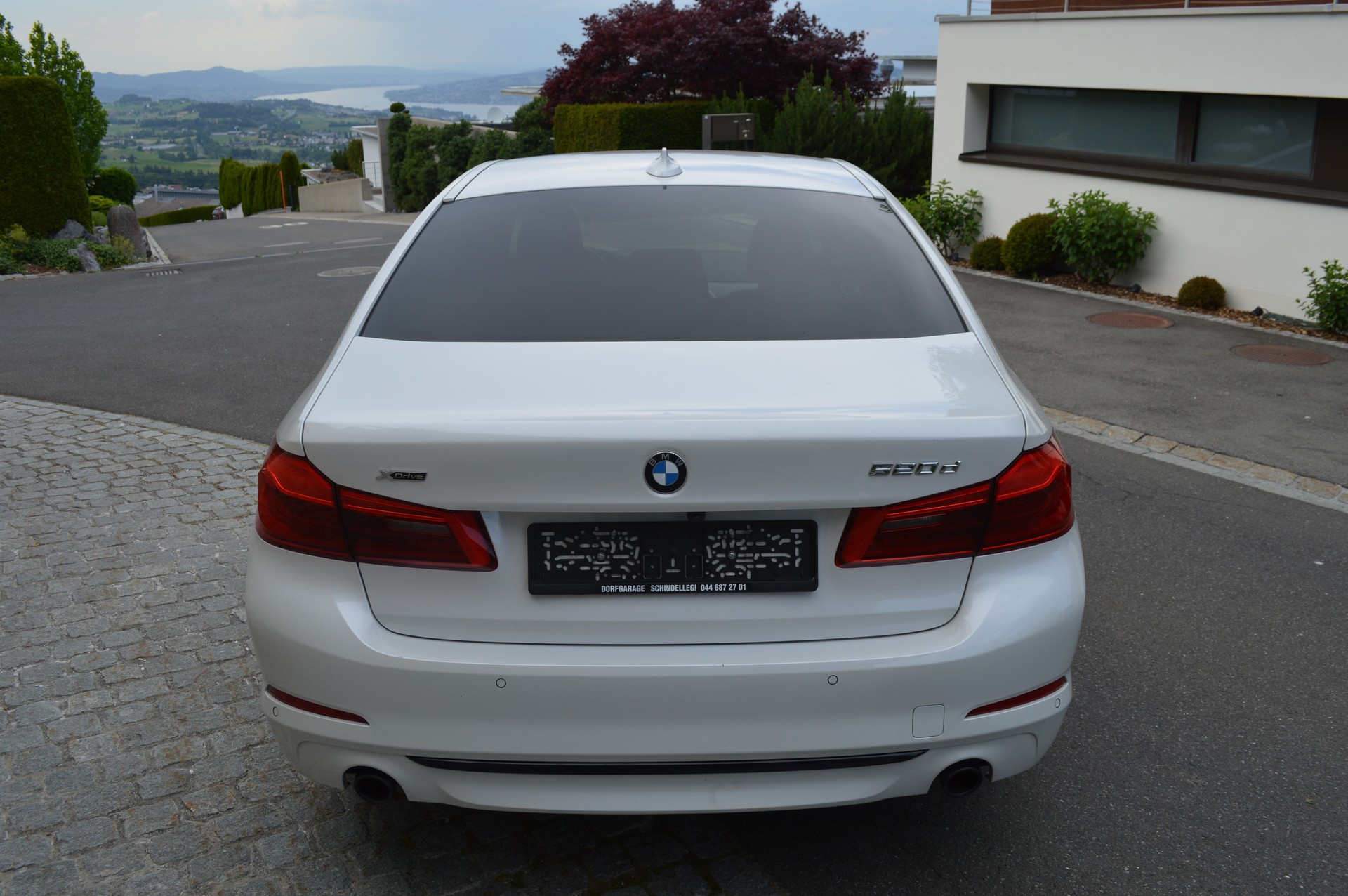 BMW 520d xDrive Essential Edition Steptronic-image-5