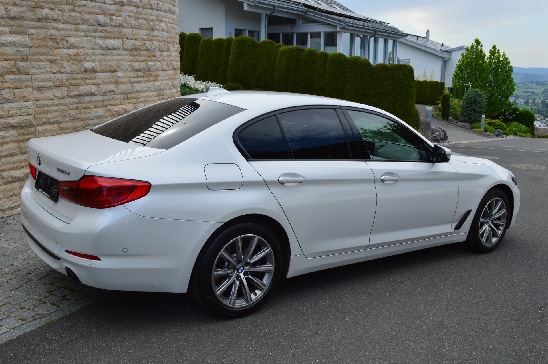 BMW 520d xDrive Essential Edition Steptronic-image-4