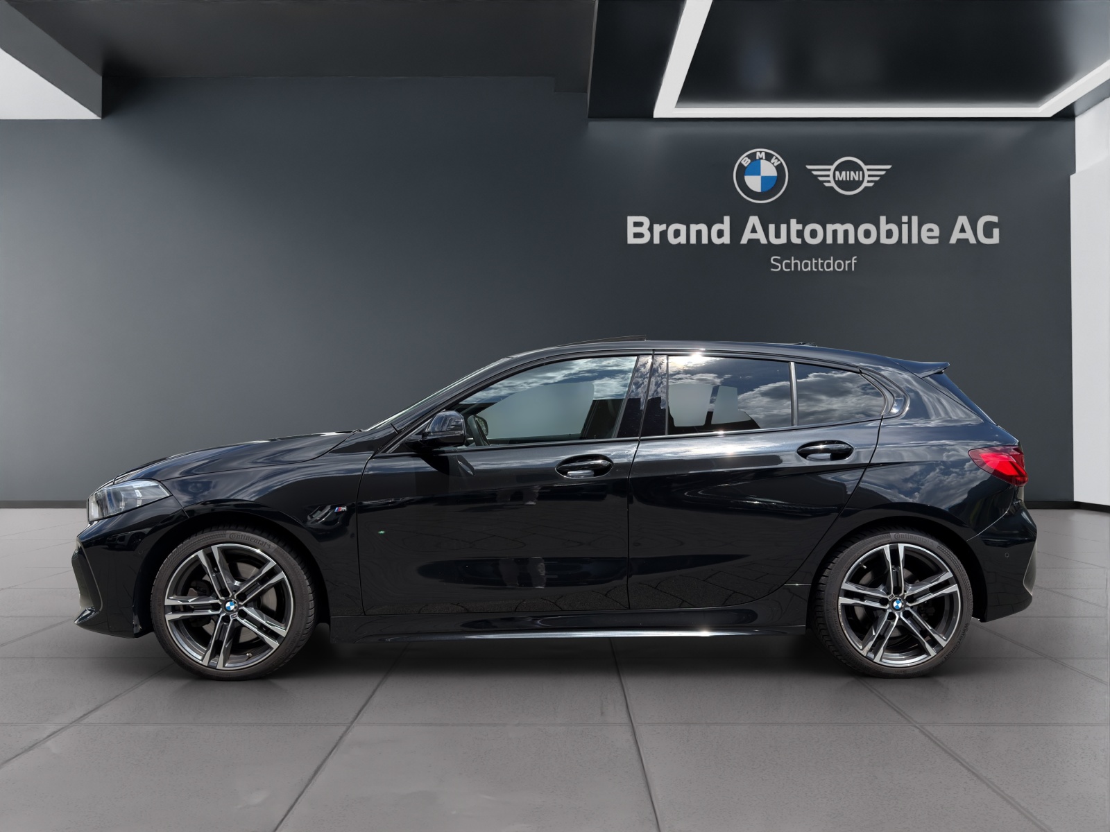 BMW 120d xDrive SAG-showroom-element-1
