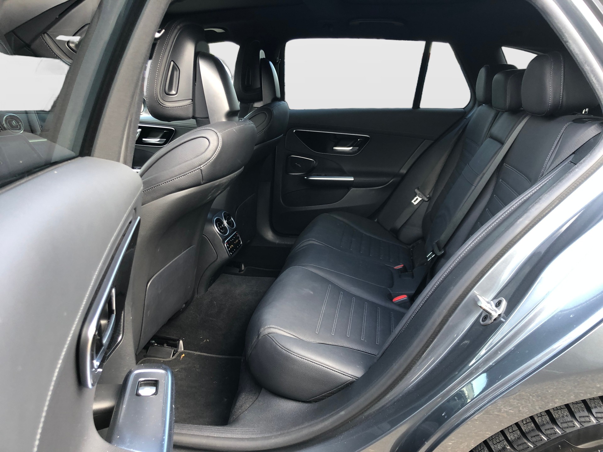 MERCEDES-BENZ C 220 d T 4Matic AMG Line-image-19