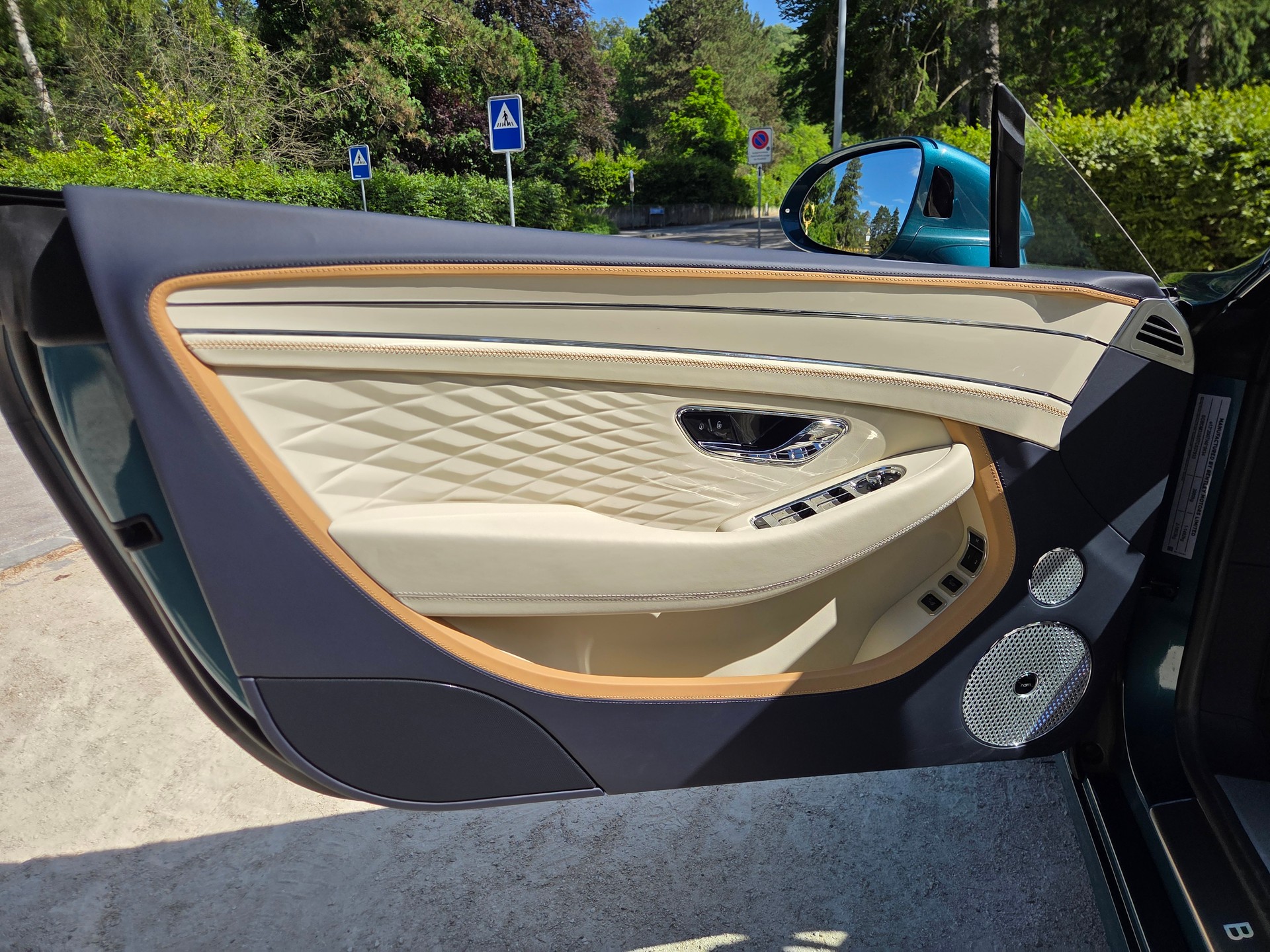 BENTLEY CONTINENTAL GTC AZURE-image-5