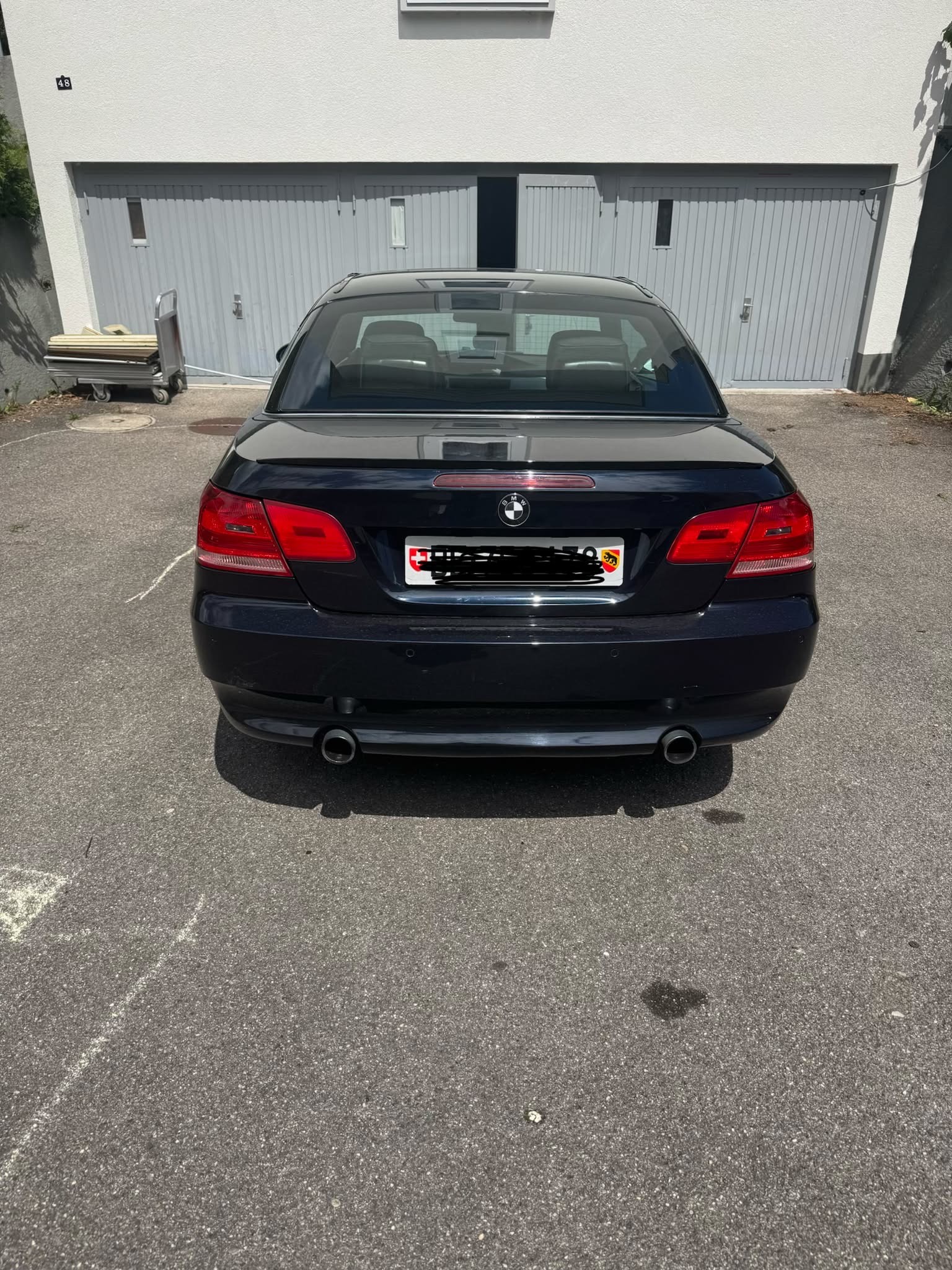 BMW 335i Cabriolet-showroom-element-3