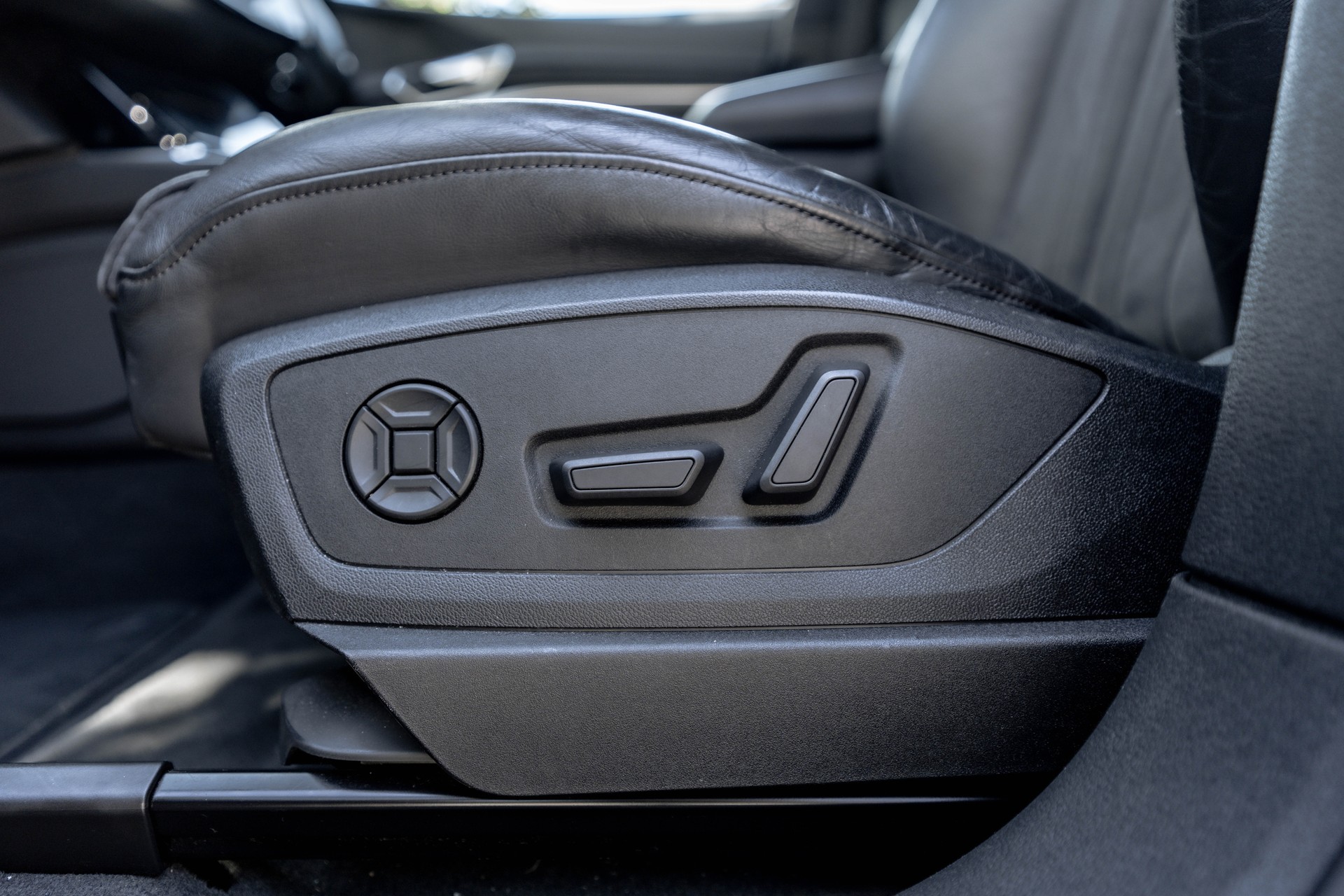 AUDI e-tron 55 Advanced quattro * FRISCH AB MFK & SERVICE * NEUE REIFEN * SOH 91,3 % *-image-12