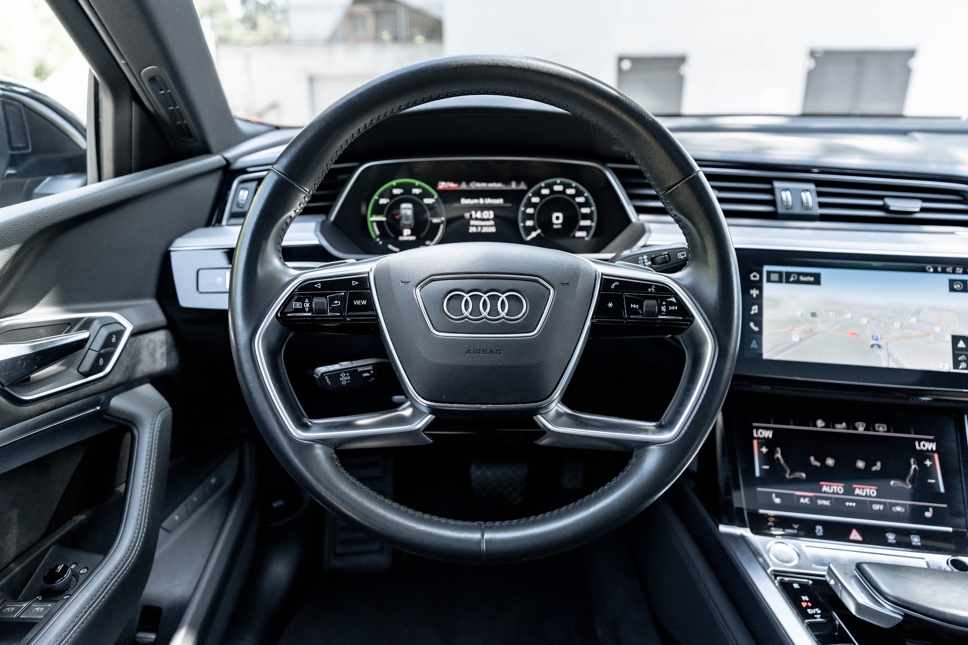 AUDI e-tron 55 Advanced quattro * FRISCH AB MFK & SERVICE * NEUE REIFEN * SOH 91,3 % *-image-7