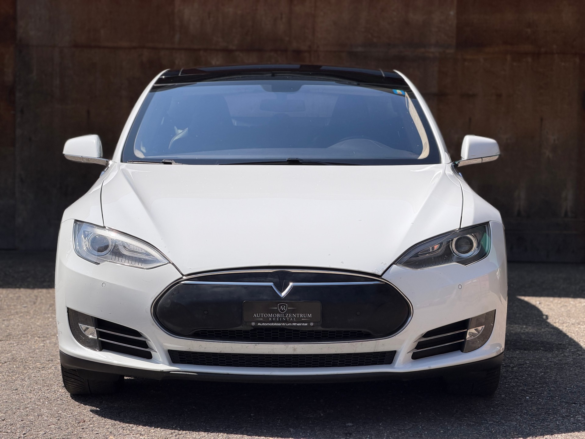 TESLA Model S 85 Signature Performance 85-showroom-element-1